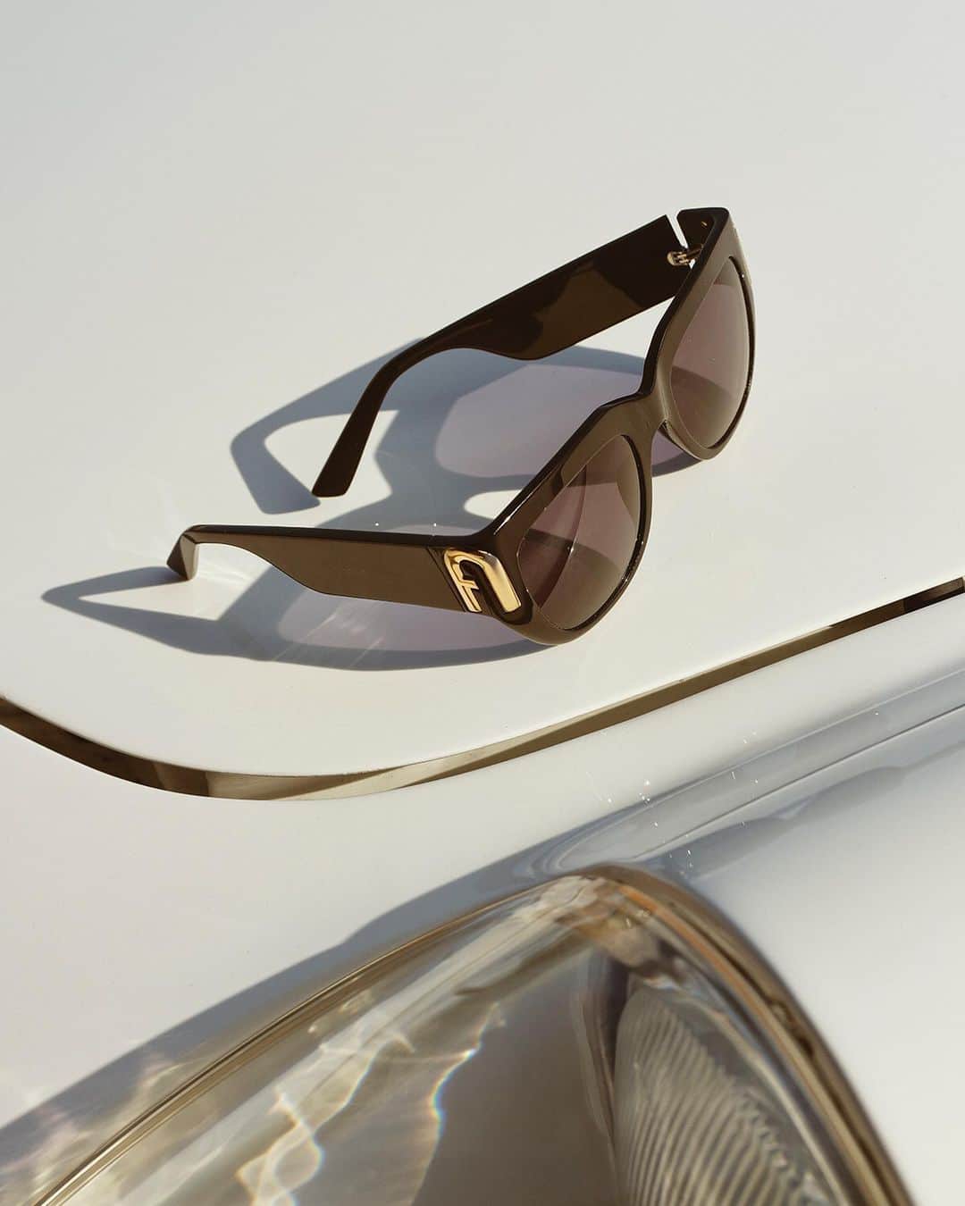フルラのインスタグラム：「Introducing Furla 1927 Sunglasses, in partnership with @derigo_official. For a smooth and refined touch to any outfit, moment or memory.� #thefurlasociety #furlafeeling #newcollection #furla #accessories #fashion」