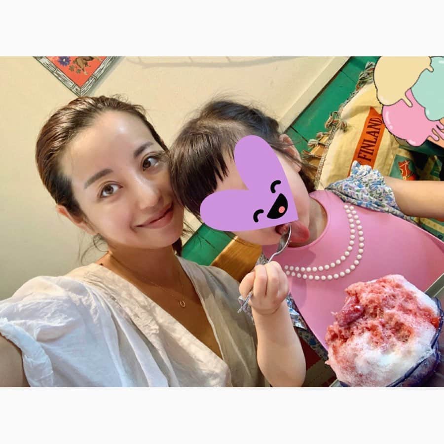 PINKYのインスタグラム：「かきぼーり🍧 . 娘、念願のかきぼーり(かき氷)を食べるの巻👧🏻💖 . 連休は何処にも行けなかったので、少しでも心がウキウキすることを、ね🍧🌈❤️ (本当は @monstyle.aki のかき氷が食べたかったよー！) . 雨に降られ、私はすっぴんで髪ボサだけど…いいんです😂☔️ 母ちゃんは貴女さえ喜んでくれれば嬉しいんだ😘👧🏻❤️ . そして娘が着ているマルタ島で買ったワンピースが可愛くて、眼福👗💙✨ ・・・ ・・・ #love #happy #family #mamalife #babygirl #3歳 #かき氷 #かきぼーり #娘語録 #マルタ島 #小花柄ワンピース が大好き🌼」
