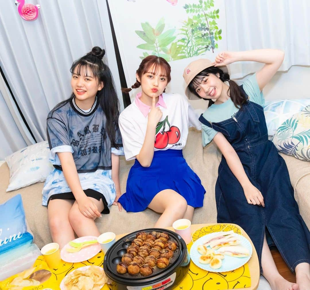 Popteenさんのインスタグラム写真 - (PopteenInstagram)「ゆなみんてぃーの夏休みは￥2499以下のプチプラTシャツありき👚💖ラフなTシャツをおしゃれに着こなすコツを３人が披露するよ🙋‍♀️詳しくは7月31日発売9月号に載ってるから見てね👀✨ #popteen#9月号#7月31日発売#ゆなたこ#あやみん#ゆあてぃー#タコパ#ステイホーム #tシャツ#プチプラコーデ#夏休み#夏コーデ#popモデル」7月27日 19時53分 - popteen_official