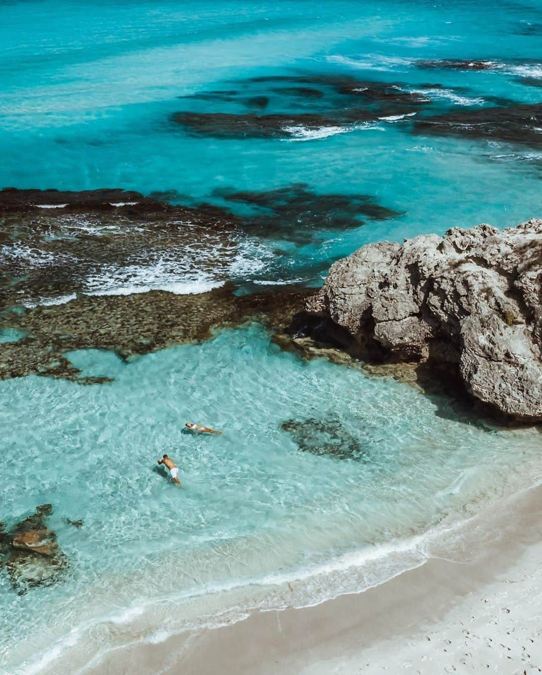 Australiaさんのインスタグラム写真 - (AustraliaInstagram)「Double tap if you’d rather be floating in the turquoise waters of @authentickangarooisland today!👌🏼 Named after the abundance of local kangaroos living on the island, this idyllic spot is located just a 50-minute ferry ride off the coast of @southaustralia. If @_aswewander has inspired you to take a refreshing dip in the ocean, you’ll want to explore the island’s north coast when visiting. #EmuBay is a popular spot to take a dip or head to #StokesBay where you'll find a great camping spot and a sea pool enclosed by rocks! #seeaustralia #SeeSouthAustralia #authenticKI」7月27日 20時00分 - australia