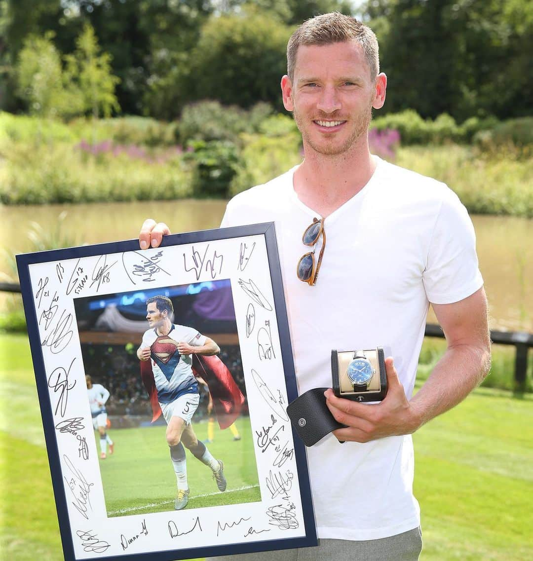 トッテナム・ホットスパーFCさんのインスタグラム写真 - (トッテナム・ホットスパーFCInstagram)「📸 @jvertonghen and @mvorm have been presented with farewell gifts on behalf of the club 💙」7月27日 19時56分 - spursofficial