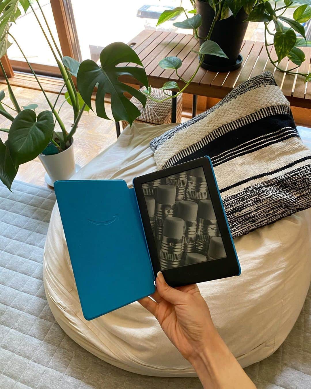 rats1316のインスタグラム：「・ #Amazonデバイスサポーター としてKindle キッズモデルが我が家にやってきました📕  これは主に3兄弟の中では青波が使うことが多いのだけど、私もめちゃくちゃ使わせてもらってます👩🏻  子供たちが宿題やドリルをやっている時、一人時間の時などに気になっていた小説をダウンロードして読んでます📕  読みたいと思った時に本屋に行かずともすぐ読める。何冊もの本がこのコンパクトで薄いデバイスの中に入ってしまう。なんて便利な世の中になったものか。今のおうち時間にぴったりすぎなのです👌🏼  Amazonデバイスでどんどんアップデートされていく我が家なのでした🏠 ・ ・ ・ #Kindle #Kindleキッズモデル #おうち時間#こどものいる暮らし#読書」