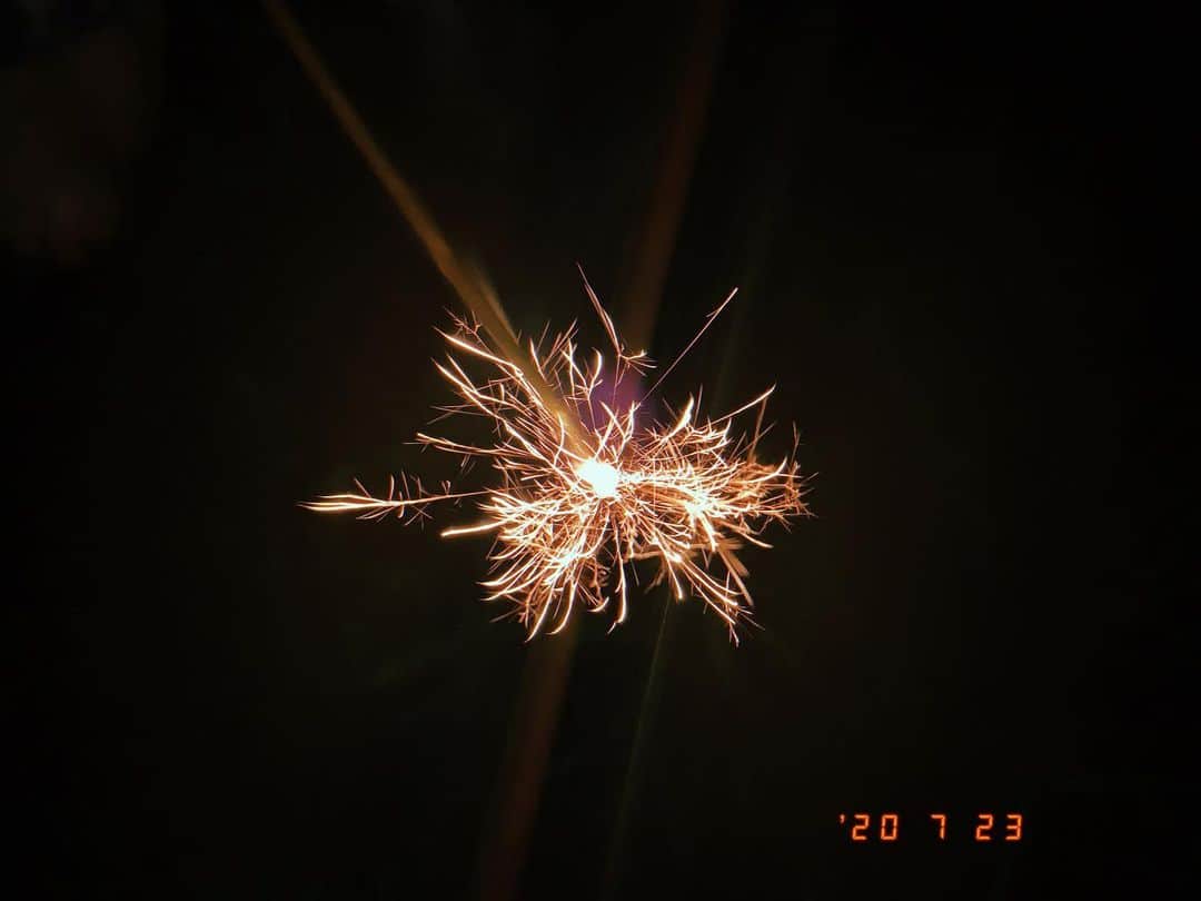 坂口莉果子のインスタグラム：「夏🌻 2020 ・ ・ ・ #花火 #夏 #真鶴  #線香花火  #旅  #自然  #bbq  #summer  #japan  #trip  #fireworks  #2020 #写真好きな人と繋がりたい  #check3792」