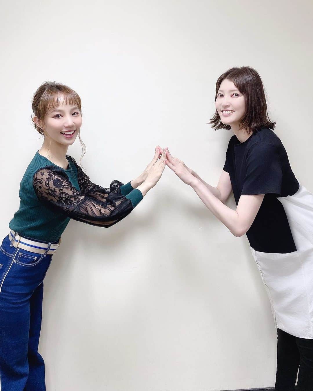 咲妃みゆのインスタグラム：「本日もお疲れ様です✨﻿ ﻿ #NHKオーディオドラマ﻿ #青春アドベンチャー﻿ 「 #悠久のアンダルス 」(全10回)﻿ 本日21時15分〜放送スタート致します‼️﻿ お聴き頂けたら嬉しいです😌💕﻿ ﻿ 写真は、今回初共演させて頂いた朝夏まなとさんと✨まぁ様の迫真のお芝居……ものスゴイです。素晴らしいです‼️収録中、熱い想いがひしひしと伝わってきて涙が溢れてしまいました。﻿ ﻿ 「ニュージーズ」で共演させて頂ける筈だった桜一花さんとも、嬉しいことにこの度ご一緒させて頂けました😭✨一花さんの発するお言葉一つ一つ、不思議なほど温かみが感じられて何だか安心するのです…🍀﻿ ﻿ 私事ですが、久しぶりに＂お芝居＂に触れることが出来た喜びで胸がいっぱいになりました。素晴らしいキャストの方々・スタッフの方々とのご縁に感謝します💐﻿ ﻿ ﻿ 【NHK FM】﻿ 2020年7月27日(月)～7月31日(金) 午後9時15分～午後9時30分(1-5回)﻿ 2020年8月3日(月)～8月7日(金) 午後9時15分～午後9時30分(6-10回)﻿ ﻿ ※配信期間は放送から1週間﻿ ﻿ ﻿ 【出演者】﻿ #朝夏まなと さん　#伊礼彼方 さん　#相葉裕樹 さん　#今井朋彦 さん　#遠山裕介 さん　#桜一花 さん　#横田栄司 さん　#瑞生桜子 さん　#梶原航 さん　#酒向芳 さん　#廣田高志 さん　#常住富大 さん　#大河原爽介 さん　#大西統眞 さん　#植原星空 さん　#咲妃みゆ﻿ ﻿ 【あらすじ】﻿ 遠い昔。地中海の西の果てイベリア半島。イスラム教徒たちがアル＝アンダルスと呼んだところ。幾つもの国々がモザイクのように入り乱れていた時代。ムルシア国の王族のラシーダ（朝夏まなと）は、武勇に優れた弟の国王アル=ディーブ（相葉裕樹）を支え、内政に手腕を振るっていた。敵対するバルセロナに新たな傭兵隊長“隻腕のダリオ”（伊礼彼方）が着任したことから、彼らの運命は大きく動き始める。それはムルシアに身を寄せラシーダを姉と慕う亡命者の姫君カトルンナダー（咲妃みゆ）にとっても人生を変える出来事を引き起こす……。豊かで寛容なアンダルスの風土に誇りを持ち、大切な存在を守ろうと懸命に生きる人々の姿を描く時代ロマン。﻿」