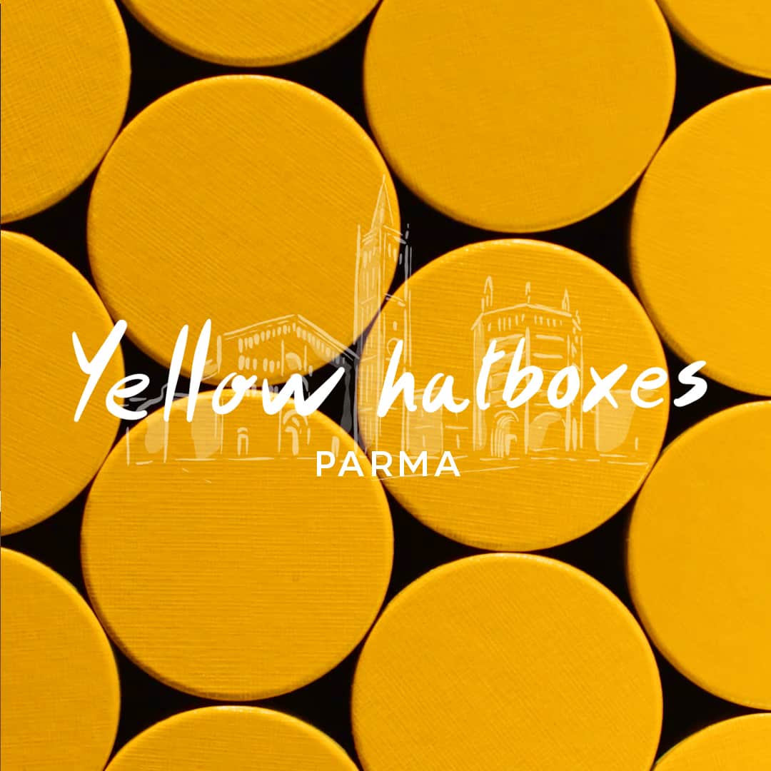 のインスタグラム：「From the skillful hands of artisans come Acqua di Parma’s iconic yellow hatboxes. Each one embellished with hand-embossed decorations and labels that have been applied by hand one at a time to give them the finishing touch.⁣ Come and discover the know-how behind Acqua di Parma - link in bio.⁣ #craftsmanship⁣ .⁣ .⁣ #acquadiparma #handmade #madeinitaly #italy #handcrafted #yellow #hatbox #colonia #tradition」