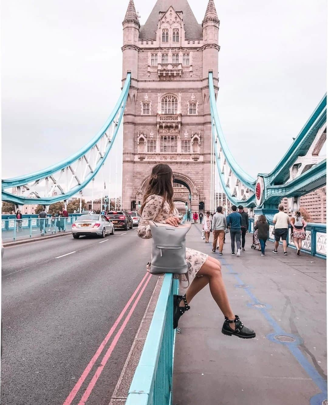 Kapten & Sonさんのインスタグラム写真 - (Kapten & SonInstagram)「'If you get tired of new places, you get tired of life.' 🏙️ @lulouisaa exploring london with our Umea "Sand Grey". Our Umea "Sandstone" in sale now, Kaptens! 💗 #bekapten #kaptenandson #backpack⁠ .⁠ .⁠ .⁠ #london #exploring #citytrip #fashion #fashionlover #towerbridge #cityvibes #travel」7月27日 20時01分 - kaptenandson