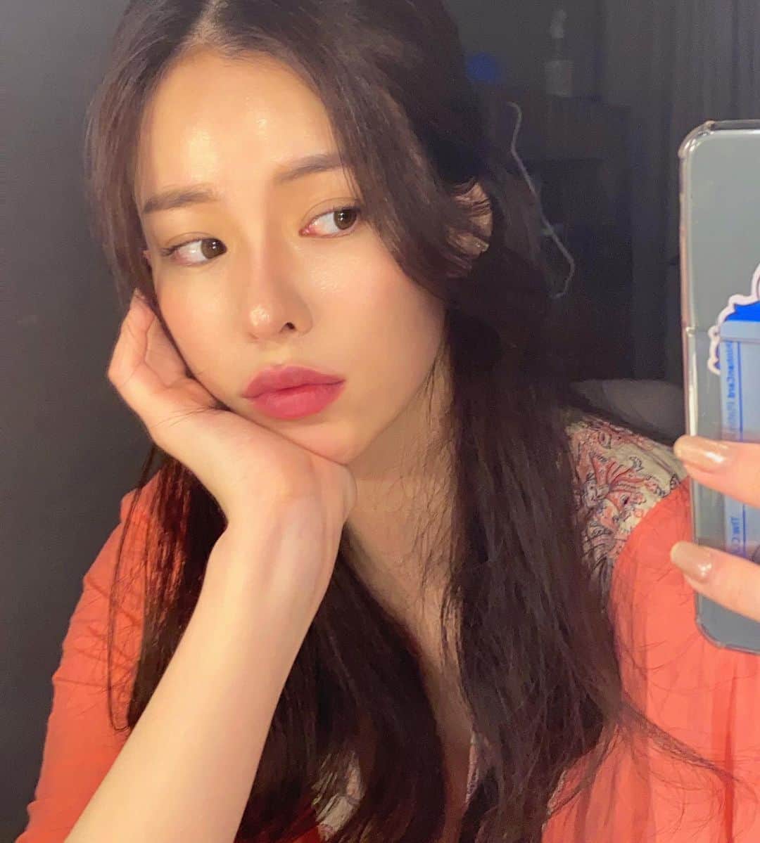 クォン・スジョンのインスタグラム：「운동하고 경락 못 받았더니.... 몬가 하루가 마무리가 안 된느낌. 오늘은 아쉬운대로 브이라인 팩 하고 자야지😍 요새 예약 잡기가 너무 어려워요ㅠ #위뷰티 원장님 선생님들 보고계시나요?... 저 관리 받구싶습미당... 🙏🏻  #관리중독 #경락찬양 #작은얼굴 #골격관리」