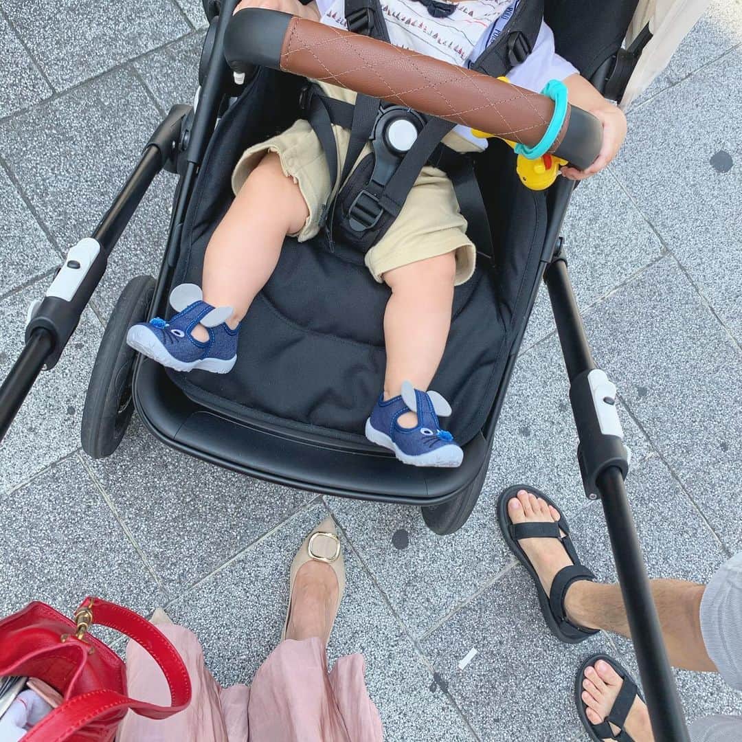 のインスタグラム：「下の子がそろそろ歩き出す頃なので ファーストシューズを @babyshop で新調しました❤️ 赤ちゃんの靴ってなんで可愛いの。  娘のスウェットはチャンピョンのスウェットを、、、キャンプ用で♡  6/4からサマーセール中だし 可愛い商品がいっぱいすぎで迷っちゃった😂 日本未入荷の商品も新作もたくさんあるよ♡ そして、海外ブランドがどこよりも安い😳🙌 . . . #instagood #instalike #goodlife #family#fashion#kids#baby#babyfashion #kidsfashion#shoes #キッズ#子供服#海外#ベビー服#ベビーシューズ #ファーストシューズ#子供のいる暮らし」
