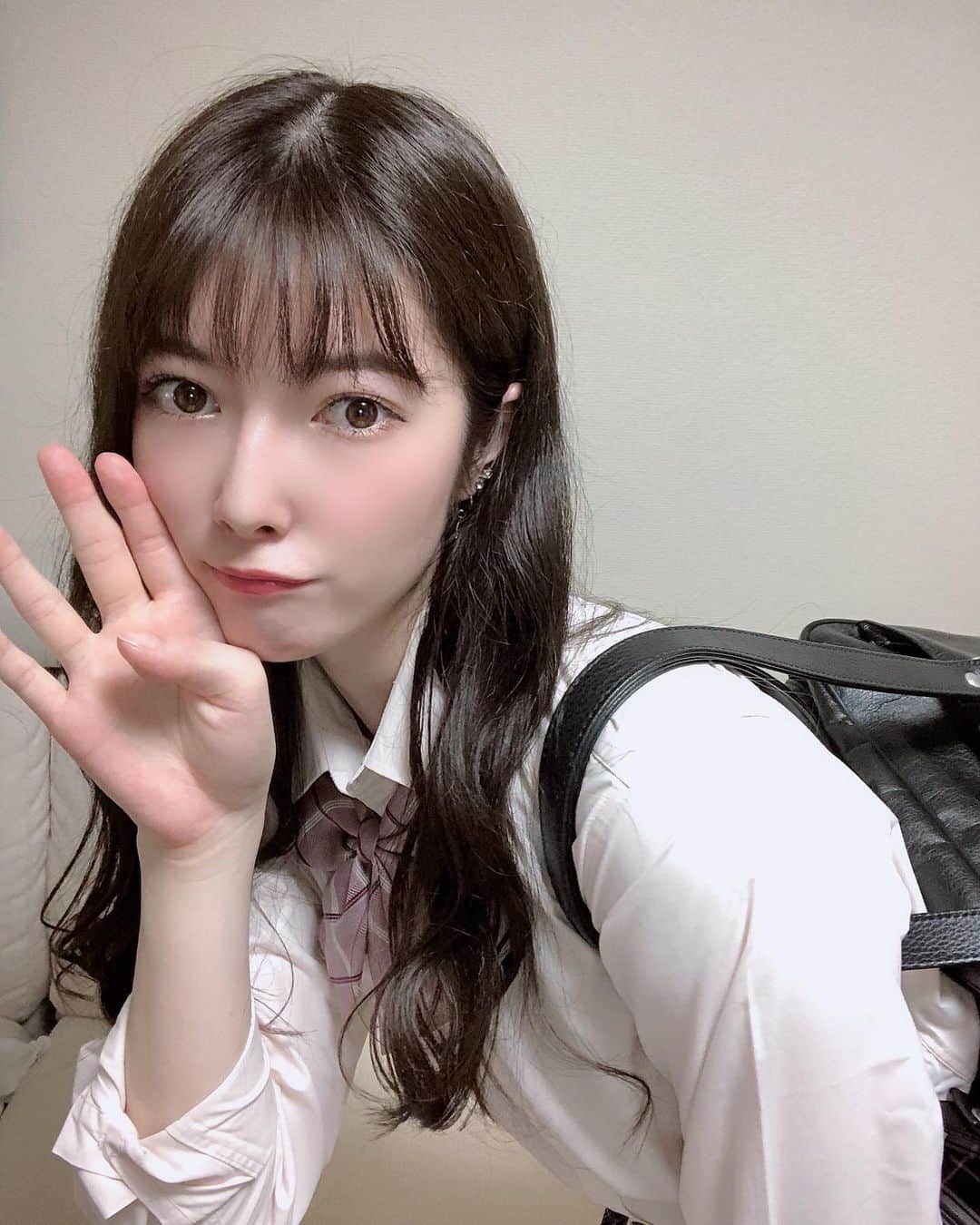 日下部美愛のインスタグラム：「動画用に制服きたので記念に撮った 「おはよー」って言ってます  #制服 #JK #じゃない #photo #japan #model #me #portrait #portraitphotography #fashion #makeup #followme #instagood #camera #cosplay #cosplaygirl #한국 #맞팔 #사진 #데일리 #데일리룩 #粉我 #偶像」