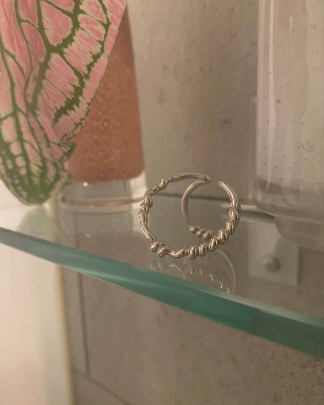 nanako itoのインスタグラム：「20世紀初頭の絵画運動"Fauvism"からインスピレーションを受けたjewelry brand。 生活の中で癒しとなる植物や風を感覚的に具現化したデザインだそう✨ 繊細な作りが魅力的。 . #fauvirameofficial」