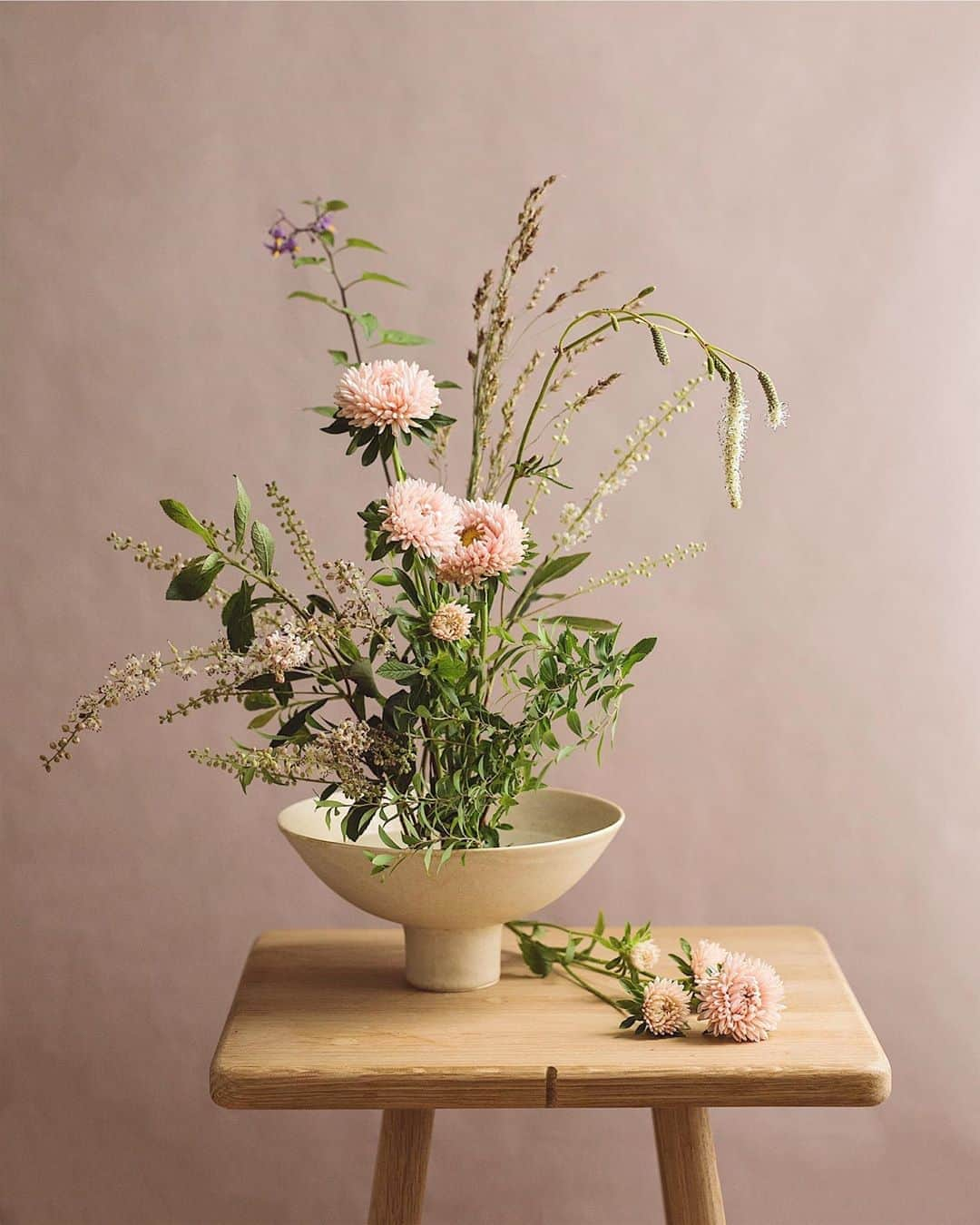 増田由希子さんのインスタグラム写真 - (増田由希子Instagram)「Wabi sabi still life.  #wabisabi #aster #clethra #stilllife #summerflowers 昨日の花をいけ直し。 夏の草花は、和の器に合わせても素敵です。 #夏の草花　#花あしらい」7月27日 20時26分 - nonihana_