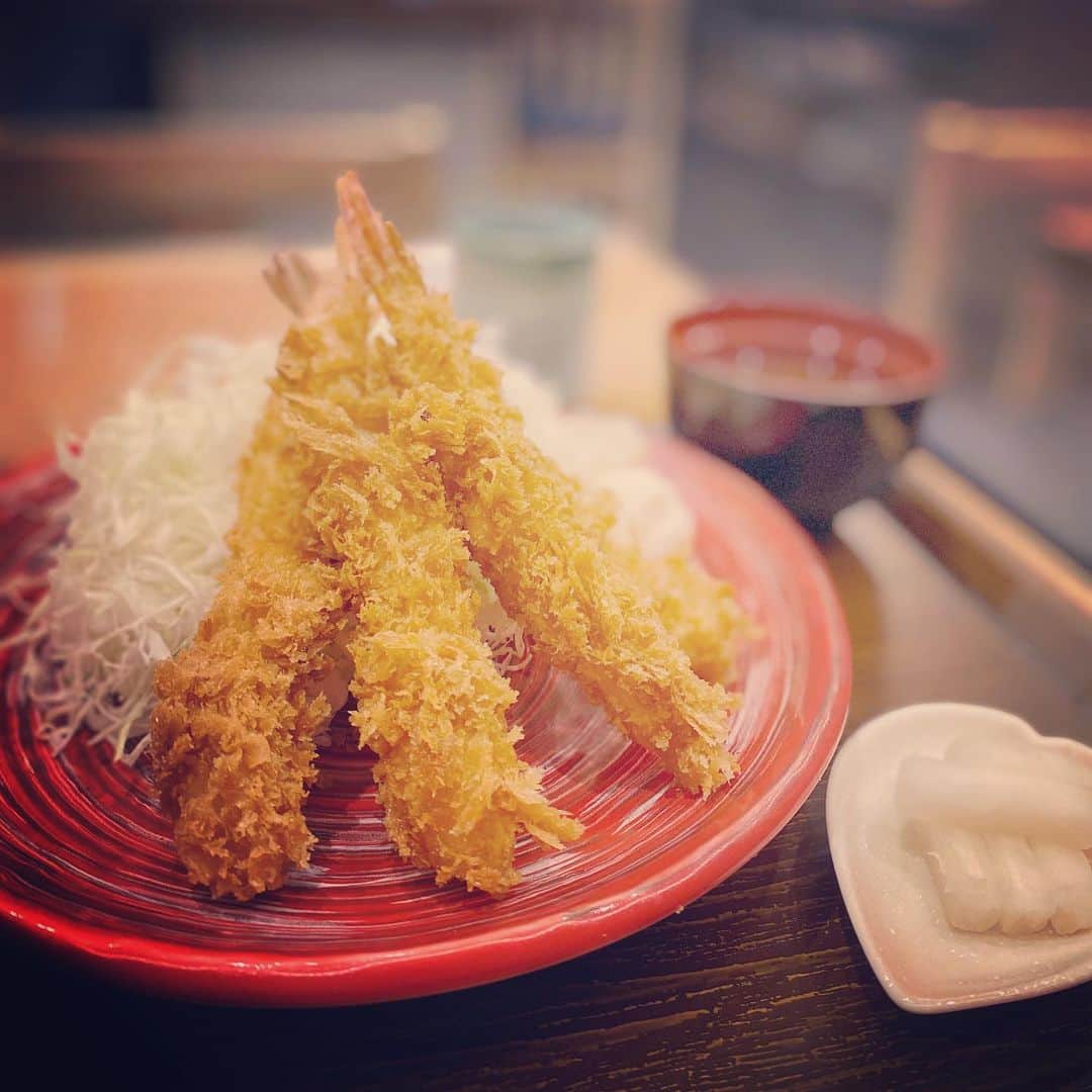 大手小町さんのインスタグラム写真 - (大手小町Instagram)「海老フライ好きで、普段は洋食屋系が好みですが、すぐに食べたいときは近くのとんかつやさんでも食べます。とんかつまるやotemachi one店。パワーチャージ、満足しました！ありがとうございます。  #otekomachi #大手小町 #大手町グルメ #海老フライ #エビフライ #エビフライ大好き #とんかつまるや #otemachione」7月27日 20時23分 - otekomachi