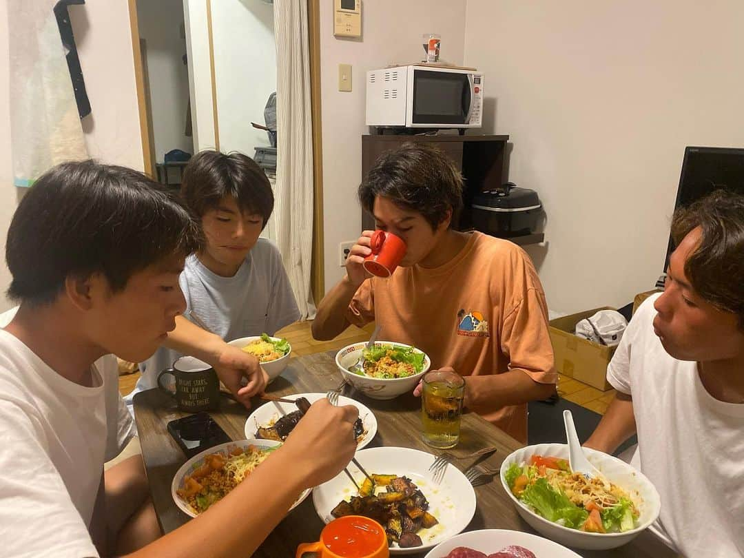 佐藤魁さんのインスタグラム写真 - (佐藤魁Instagram)「ya boys  happy birthday @rintaro_shinozaki ☺︎☺︎🍰 @soma_hirahara @toytanaka @raiha_surf」7月27日 20時41分 - guy.kid__