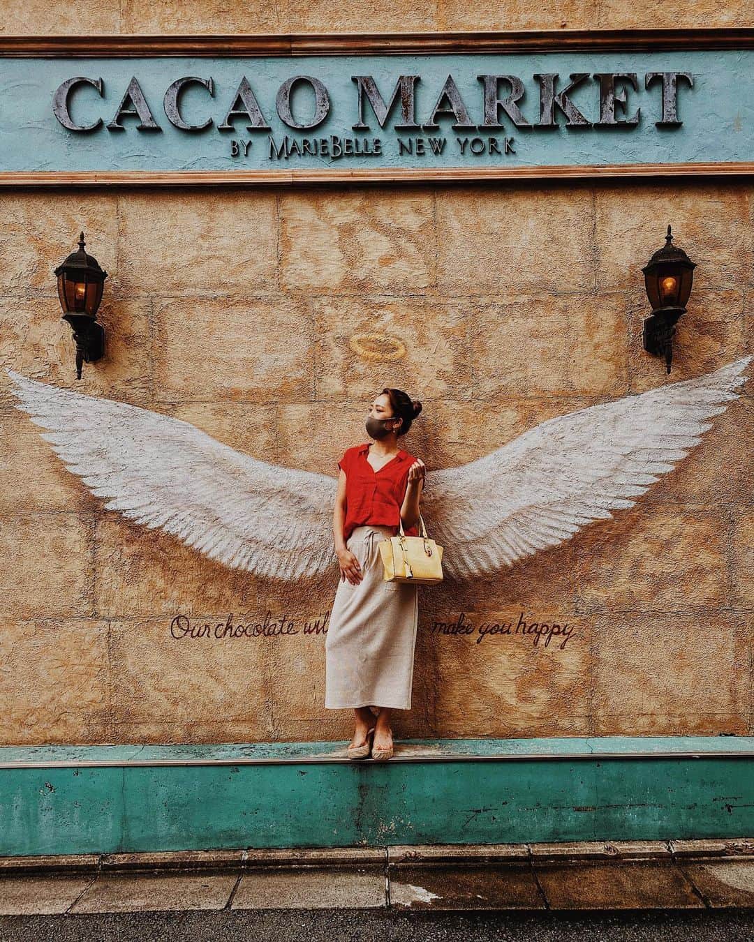 KimuraYuukaのインスタグラム：「. .  CACAO MARKET by MARIEBELLE . お店の中は 可愛いチョコレートが売ってた❤️ 隠れ扉があってその奥に cafeがある🍫✨ . #三条 #休日デート#cafe」
