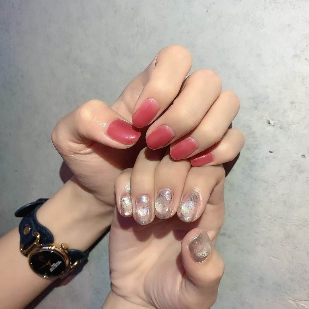 のインスタグラム：「#newnail ♡ ・ ・ 今日は久しぶりに外に出て @chipieee_ebisu さんで ネイルを新しくしてきました💐 ・ ・ chipieeeさんでしてもらう ニュアンスネイルが本当にかわいい！ 毎回ちゅるんと仕上げてもらいます ・ ・ 担当は　@chipieee_nail_maria さん ありがとうございました🤍 ・ ・ ・ #夏ネイル #ネイルデザイン #ニュアンスネイル #ラメネイル #ちゅるんネイル #ワンカラーネイル」