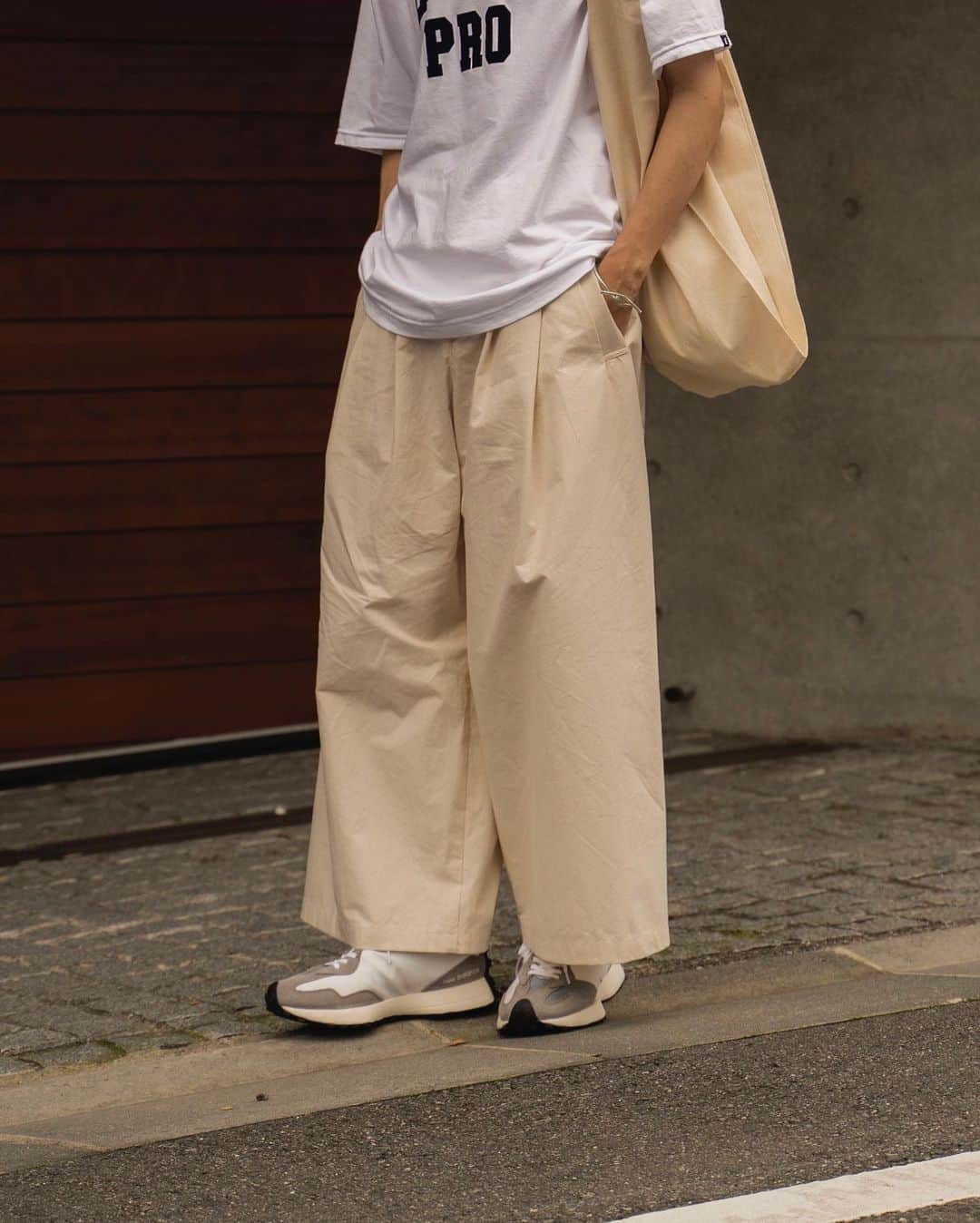 Ryoさんのインスタグラム写真 - (RyoInstagram)「ㅤㅤㅤㅤㅤㅤㅤㅤㅤㅤㅤㅤㅤ 本日のコーデです🚶‍♂️ 東京は、雨が降ったり止んだりでぱっとしない天気🌨 早く梅雨開けて欲しいですね💦 明日から受注がスタートする 新作のアイテムの紹介を @ryotakashima_official のアカウントでinstaLiveを19:00ごろから行います！ 迷われている方は是非ご覧ください😎👍 ㅤㅤㅤㅤㅤㅤㅤㅤㅤㅤㅤㅤㅤ T-shirt:#ennoy pants:#ryotakashima shoes:#newbalance327 bag:#equaland × #mayumiyamase」7月27日 20時43分 - ryo__takashima