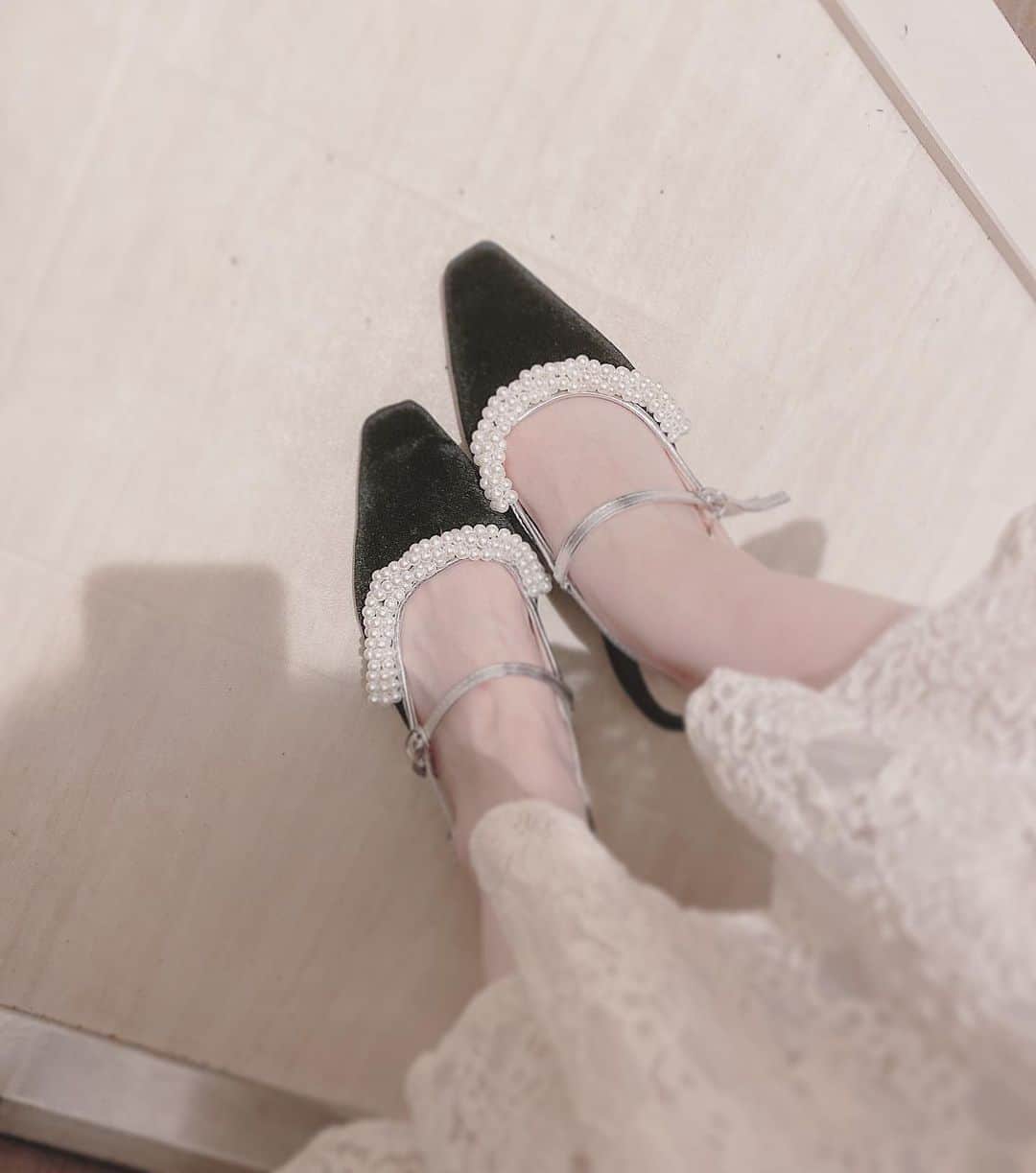 米山穂香のインスタグラム：「700円くらいでゲットした可愛い靴👠﻿ ﻿ ﻿ #買い物上手　#パンプス　﻿ #夏服　#もっとほしい﻿ #こめちゃん」