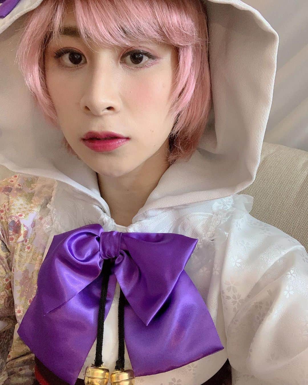 関谷真由のインスタグラム：「10月出演舞台『ハイドクナイフ』 フライヤー撮影でした⭐️  衣装がとにかく可愛いすぎます。 久しぶりのミニスカにニーハイです。  ピンクのショートヘア似合ってるかな？🤦‍♀️💕」