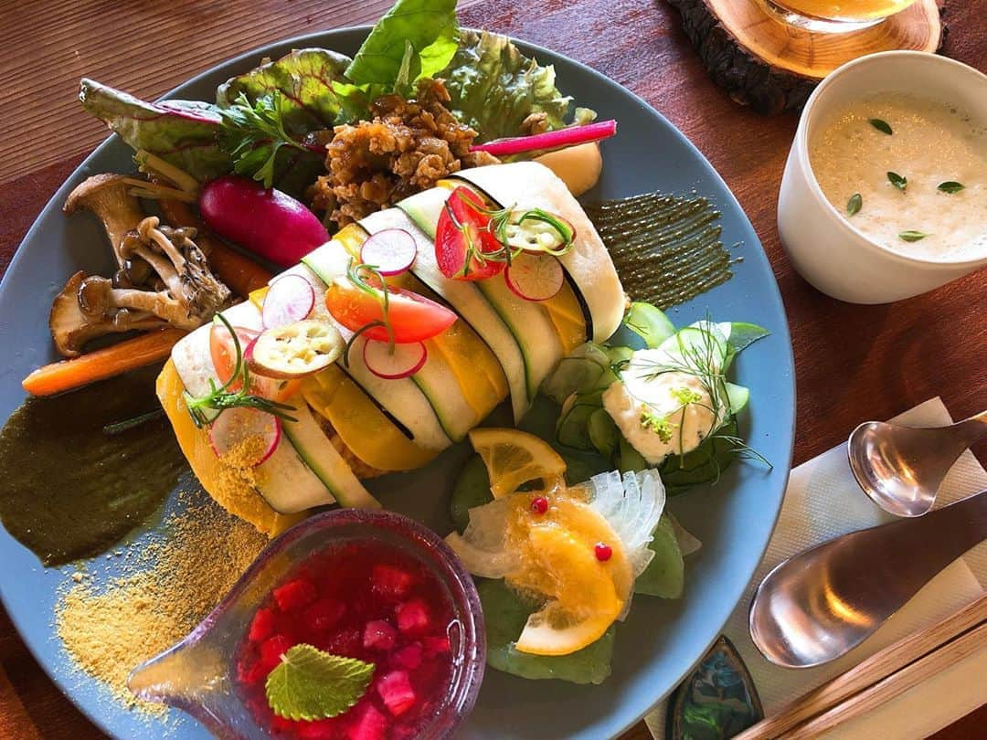 岡部亜紀のインスタグラム：「久しぶりのメンバーでfatoの芸術ランチをいただきました💙楽しい時間をありがとう🙏🏽🎶 @n.a.o.k.o.h  @fato.cafe #ACCO #なおちゃん #可憐」