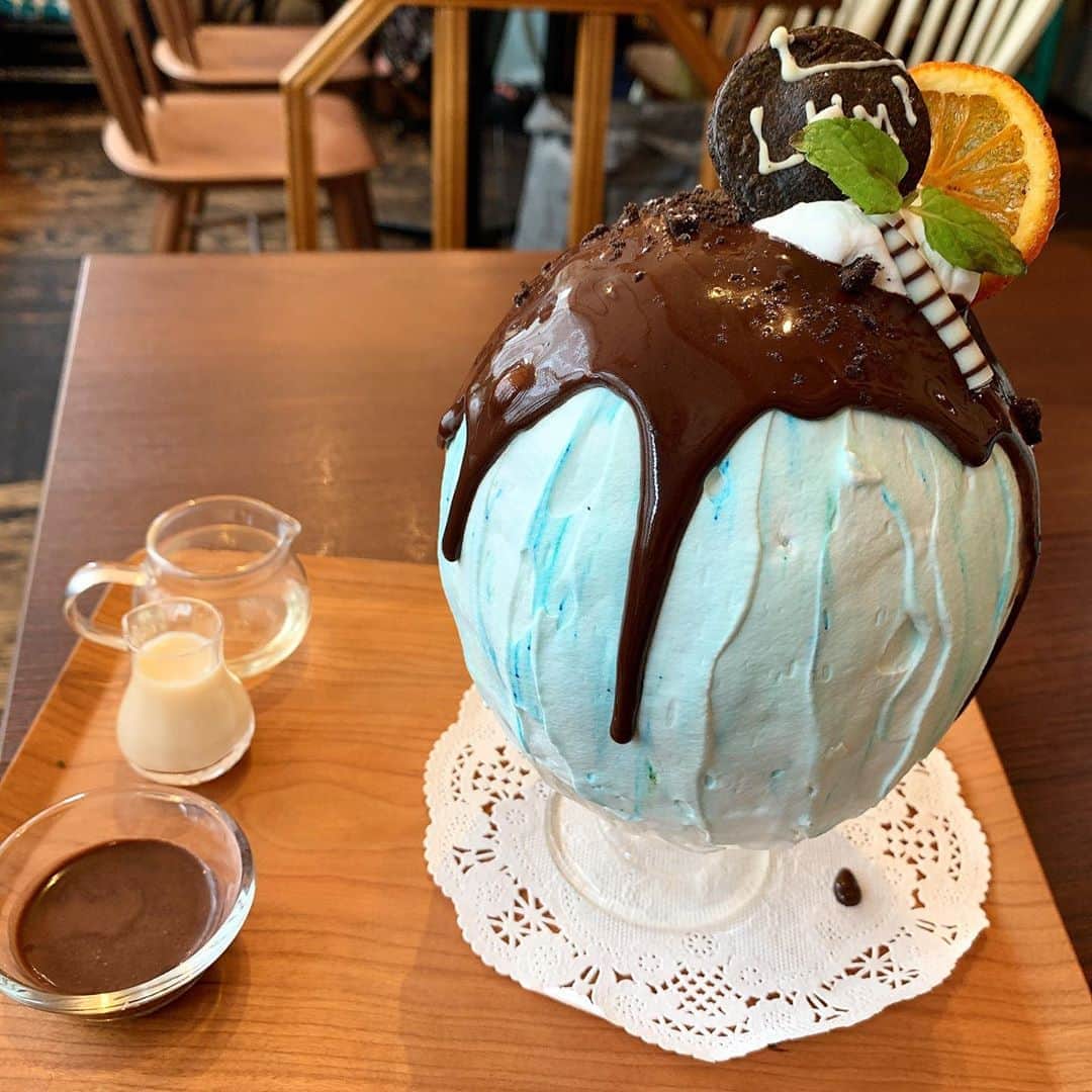 のインスタグラム：「【吉祥寺　カフェルミエール】 チョコミントのかき氷🐒 ㅤㅤㅤㅤㅤㅤㅤㅤㅤㅤㅤㅤㅤ 🏠#吉祥寺　#カフェルミエール 🚶‍♂️吉祥寺駅徒歩1分 📖チョコミントパルフェ(¥1200+tax) ㅤㅤㅤㅤㅤㅤㅤㅤㅤㅤㅤㅤㅤ 吉祥寺の有名かき氷店ルミエール。 燃えるかき氷で話題になったお店。  チョコミントは自家製ミントシロップに濃厚チョコ、中にチョコチップ入ってる。 ㅤㅤㅤㅤㅤㅤㅤㅤㅤㅤㅤㅤㅤ 見た目かわいい かき氷のサイズは十分 ミント、チョコ、練乳と味変ついてくるから最後まで飽きずに食べれる ミント感弱め、すっきり甘くおいしい 食べる時崩壊しちゃう。 ㅤㅤㅤㅤㅤㅤㅤㅤㅤㅤㅤㅤㅤ 氷はけっこう日本のかき氷って感じのやつ。 食べやすかったし夏っぽかった。 上のクリームと食べてると感じないけど後半しゃりしゃり感強い。 ㅤㅤㅤㅤㅤㅤㅤㅤㅤㅤㅤㅤㅤ 店内広くて30席。窓際は明るい。 雑多なかわいい店内。  ㅤㅤㅤㅤㅤㅤㅤㅤㅤㅤㅤㅤㅤ 平日オープンで行けば並ばずに入れるよ！ 気合入れて30分前に行ったら誰も来なかった笑  ㅤㅤㅤㅤㅤㅤㅤㅤㅤㅤㅤㅤㅤ 東京都武蔵野市吉祥寺南町1丁目2-2東山ビル4F  営業時間 11:00～20:00(L.O.19:30）」