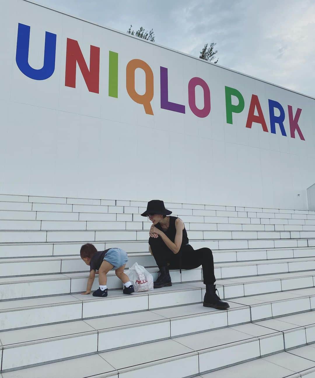 平山奈美のインスタグラム：「1歳5ヶ月になりました🐒 昨日は家族でUNIQLO PARCへ🚗🛍 アスレチックもあり凪も楽しそうでなにより☺️☺️ とととかかの最大級の活力💪🏾  . #1歳5ヶ月 #男の子ベビー #息子 #男の子ママ #休日 #お出かけ #ユニクロパーク #男の子コーデ #ママコーデ #無印  #ザラ #バケットハット #私服 #黒コーデ #ブラックコーデ #ノースリーブ #階段 #アスレチック #コーデ #育児記録」