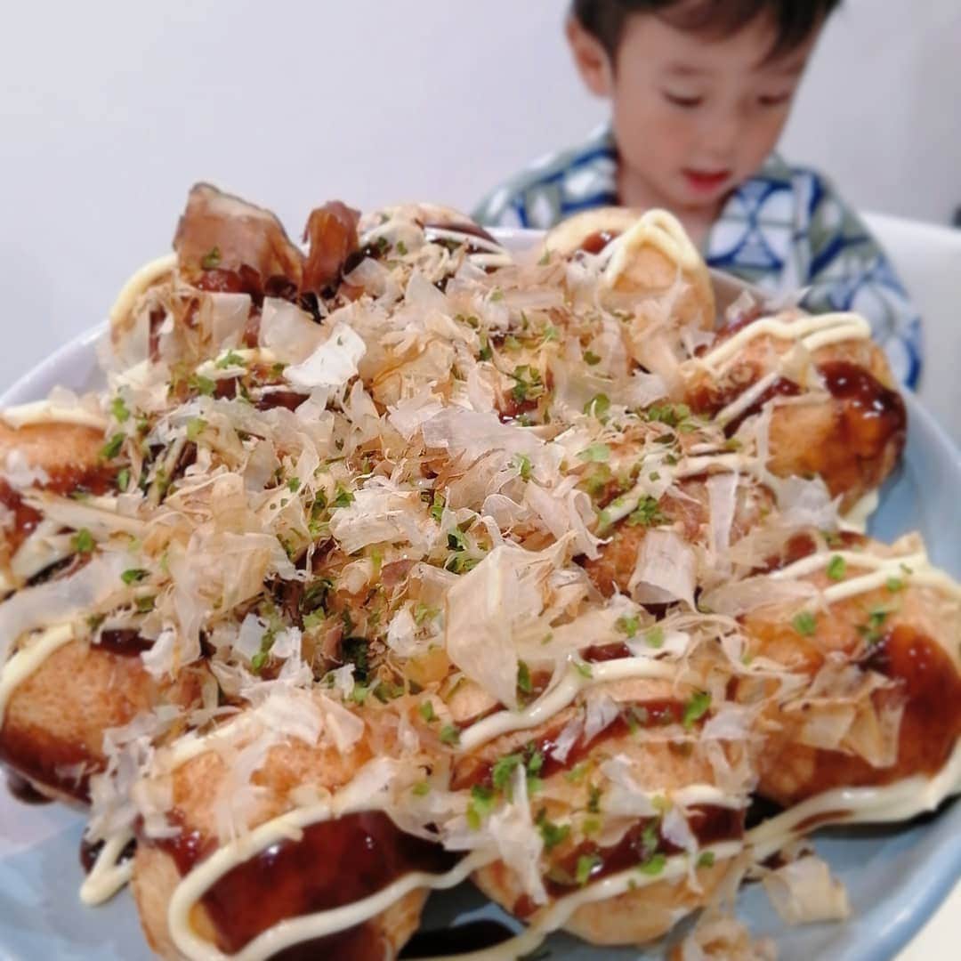 のインスタグラム：「#晩御飯#食費月13000円   今日はたこ焼き~~~🐙  子ども達大好きだから、嬉しそう！特に蒼はタコ好き🐙🐙🐙  今日は1日買い出しDAY☺ 野菜高騰して高いから、そういうときは業務スーパーとかの冷凍カット野菜や、トマトも缶詰の方が割安💡✨  たくさんまとめ買いして冷凍庫も満タン✨お肉や魚も補充できたーー❤️心に余裕ができる(笑)  今週もスケジュールバタバタ💨 少しでも楽できるように今から下準備しておくよ🗿🤟  #晩ごはん#晩ご飯#夕食#夕御飯#夕食#おうちごはん#節約#節約ご飯#晩御飯#デリスタグラム#デリスタグラマー#クッキングラム#ワーママ#大分#instafood」