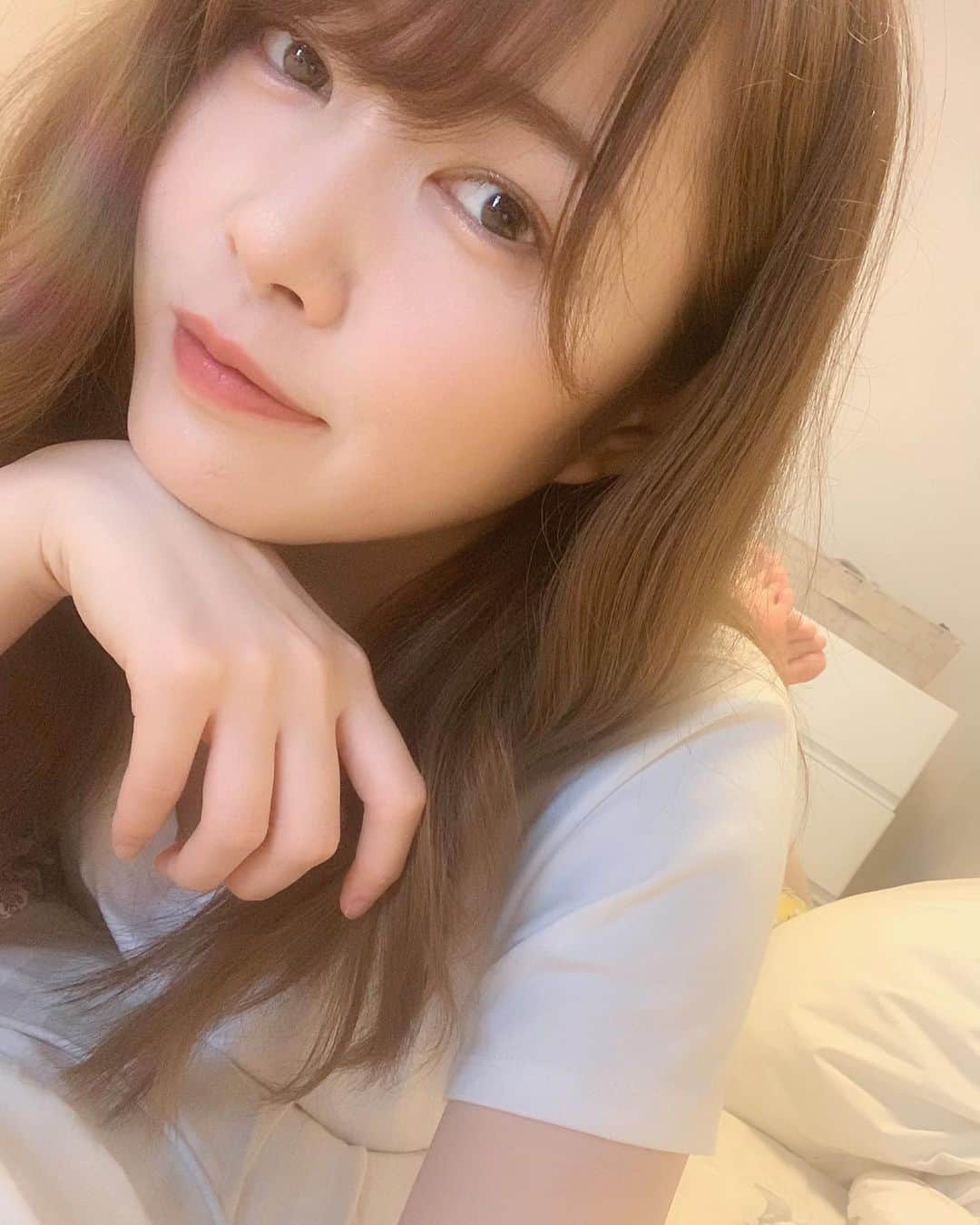 もえりんのインスタグラム：「ストーリーでもお知らせしましたが 見てない方もいらっしゃると思うのでこっちでも⍤⃝  次の動画、今は事情があって公開出来ないんですが 8月あたまに公開できるのでもう少々お待ちを\( ¨̮ )/🍉  あと最近家に籠城しすぎてて世界に触れてない状態なんですが 今って夏休み？？仕事の人は例年通り？？」