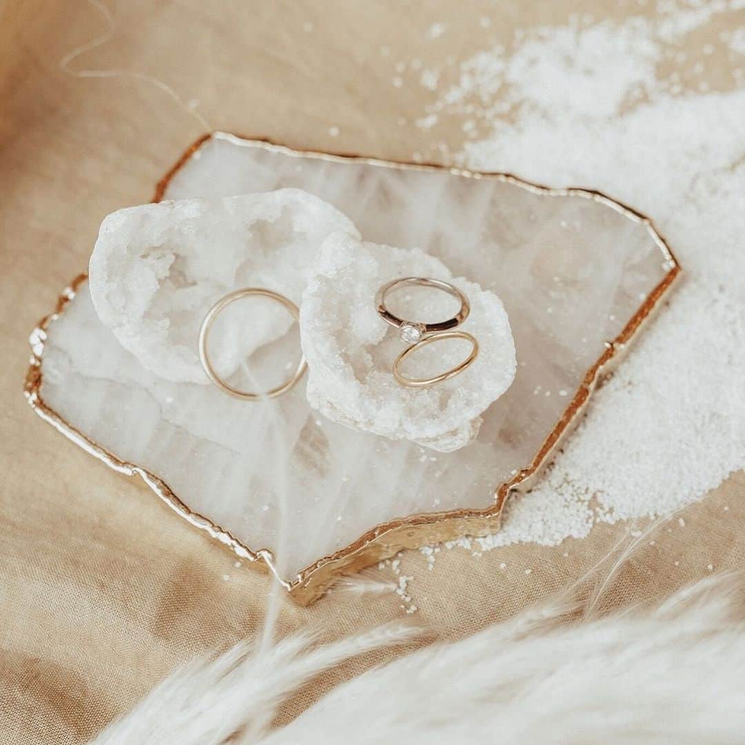 Arch Days Weddingsさんのインスタグラム写真 Arch Days Weddingsinstagram 結婚指輪を彩るウェディングの リングピロー おしゃれなアイディア13選 リングピローとは挙式中 指輪交換の儀式まで結婚指輪を置いておくもの 以前はスクエアタイプにリボンが