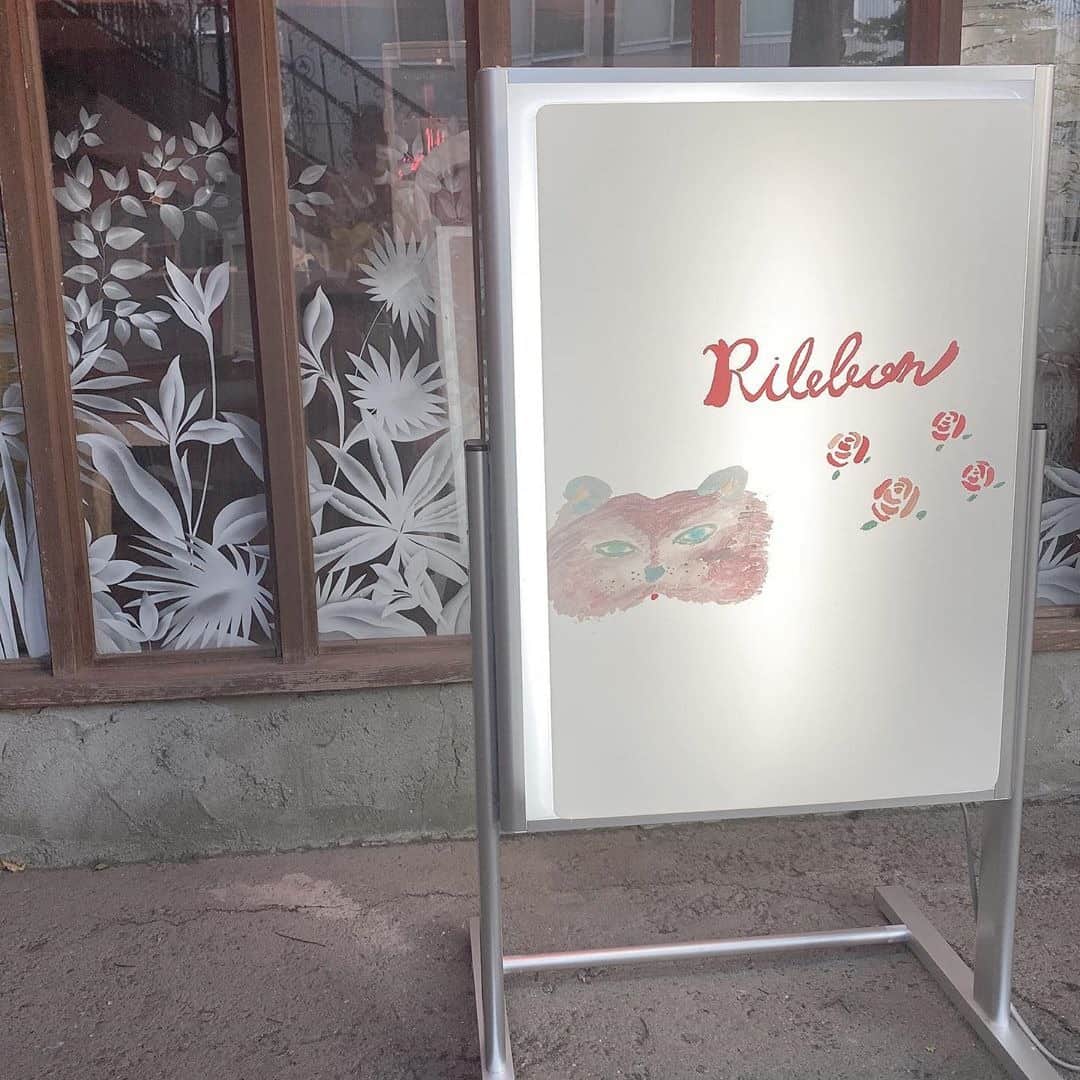 RiLiさんのインスタグラム写真 - (RiLiInstagram)「男子禁制の群馬カフェ👱🏻‍♀️👩🏻‍🦰【Ribbon】🎀🌹⠀ .....⠀ 群馬・高崎にあるガーリーテイストのカフェ【Ribbon（リボン）】🧸🎀同じく群馬のカフェ「ipe＝anro」の2号店としてできたこのお店は男子禁制で女の子のみしか入れない特別な空間なんだって👱🏻‍♀️👩🏻‍🦰🍰⠀ カラフルなケーキにさくらんぼのパフェなど乙女心がくすぐられるメニューがたくさん🍓🍒🍑店内もチューリップ柄のソファやお花柄のティーポットなどいたるところに思わずきゅんとしちゃうこだわりが◎🌷🌷⠀ ケーキのお持ち帰りもOK🧾🛍️イートインやおうちカフェでかわいすぎるスイーツを楽しんでみては……？🌹⠀ ❣❣❣❣❣⠀ .※注意※ ⠀ 外出の際はマスクの着用、人との距離を保つなどの感染対策を心がけ帰宅時はしっかり手洗い・うがいを行いましょう！⠀ またご紹介した店舗の営業時間等が⠀ 変更されている場合がございます。ご注意ください。⠀ .⠀ .⠀ サイトやSNSで掲載させていただくお写真募集中😘📸⠀ かわいいコーデやアイテム、注目スポットなどが撮れたら、ハッシュタグ→#rili_tokyo  を付けて投稿❗⠀ ．⠀ Special Thanks💋 Photo by⠀ @_11.17mrn⠀ @_98091230_⠀ @ho_cha__26⠀ @__ho.36⠀ @o6so7⠀ @_11.17mrn⠀ @02__mina⠀ @layla___03noyer⠀ ．⠀ #夏 #Ribbon #リボン #群馬カフェ #高崎カフェ #アンティークカフェ #カラーケーキ #テイクアウト #カフェ巡り #RiLi  #おしゃれさんと繋がりたい #お洒落さんと繋がりたい #ファッション #패션스타그램 #ootd #outfit」7月27日 21時03分 - rili.tokyo