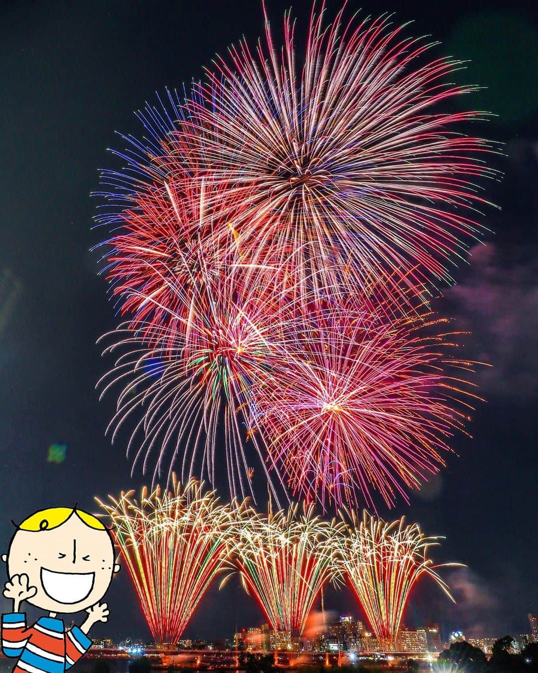 Osaka Bob（大阪観光局公式キャラクター）さんのインスタグラム写真 - (Osaka Bob（大阪観光局公式キャラクター）Instagram)「The sparkling fireworks in the night sky are so beautiful ☺️ We can't wait for the Yodogawa Fireworks Festival to return next year! !!   夜空でキラキラと輝く花火はめっちゃ綺麗☺️ 今年は残念ながら中止やけど、来年の淀川花火大会の開催が今から待ちきれない！！  Photo by @ycmrmn ————————————————————— #maido #withOsakaBob #OSAKA #osakatrip #japan #nihon #OsakaJapan #大坂 #오사카 #大阪 #Оsака #Осака #โอซาก้า  #大阪観光 #fireworks #japanesefestival #japanesesummer #throwback #花火 #淀川花火大会 #夏の思い出」7月27日 21時10分 - maido_osaka_bob
