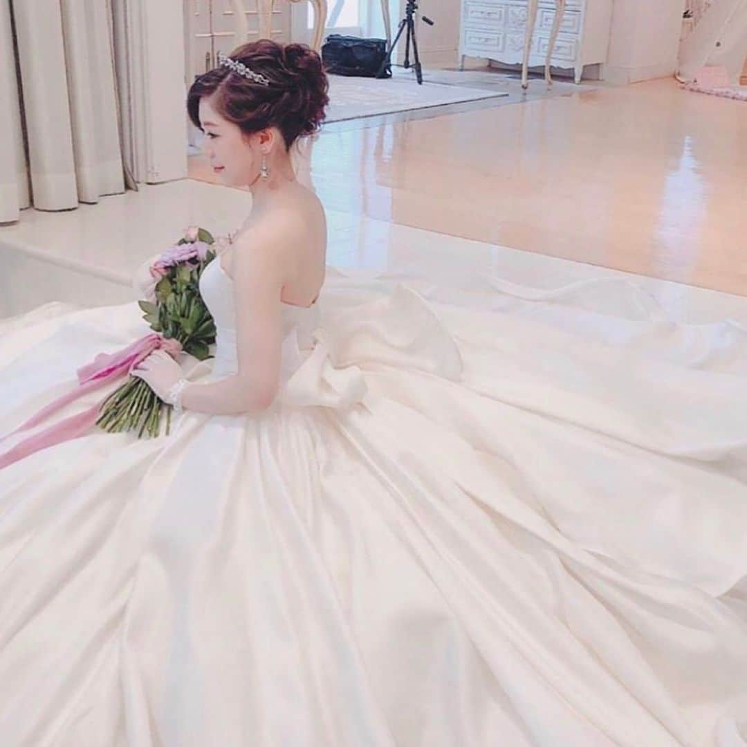 ベストブライダル公式さんのインスタグラム写真 - (ベストブライダル公式Instagram)「@bestbridal.jp 💒 ベストブライダルの花嫁さんは #ベストブライダル花嫁 #BB花嫁 にお写真を投稿してください♩ . . 会場名：#アートグレイスウエディングフォレスト @artgrace_wedding_forest . . ふわっとしたシルエットはまるでプリンセス👗 . アートグレイスウエディングフォレストで撮影された @eyum___wd さんの前撮りフォト5選をご紹介します✨ . . カバー写真は @eyum___wd さんの念願のショット💞 . 前撮りの最中に、大きな窓があるスポットを見つけて撮影されたそうです❣️ . . 前例がないショットだったので、カーテンの端をプランナーさんとヘアメイクさんが持ち、 離した瞬間をカメラマンさんが撮影したそうです📷✨ . , 色々と相談しながら生まれた最高の１枚...❤️ . 一生に一度の特別なお写真ですね💕 . . この他のお写真もとっても素敵なので、スワイプ👉して是非参考にしてみてくださいね✨ . . ＼ウェディングフォト募集中❤️／ . 当アカウントでリグラムOKなベストブライダルの卒花嫁orプレ花嫁の皆様は、 #ベストブライダル花嫁 もしくは  #BB花嫁 のハッシュタグをつけて投稿をお願いします💕 . . ※BB花嫁に投稿があったお写真をリグラムする際は個別にご連絡は行っておりません🙇予めご了承ください＊* . . ＝＝＝＝＝＝＝＝＝＝＝＝ 💒ベストブライダルとは？ ＝＝＝＝＝＝＝＝＝＝＝＝ . ＊アートグレイス ＊セントグレース ＊アプローズスクエア ＊ストリングス ＊アフロディテ . など、全国（東京、横浜、浦安、千葉、仙台、名古屋、大阪、京都）でゲストハウスを運営し、多くのお客様の人生の節目となるウエディングを手がけています💕 . また、多くのお客様にお帰りいただけるレストラン、ホテルもご用意しています🍴 . . 💒【各会場のアカウントについて】 私たちの会場は @bestbridal.jp のフォロ一覧からご覧頂けます✨ . 💐【ブライダルフェアの予約について】 各会場のアカウントのプロフィールURL🔗にある会場HPからご予約いただけます✨ . . ＝＝＝＝＝＝＝＝＝＝＝＝ 💗たくさんの、LOVEを届けよう ＝＝＝＝＝＝＝＝＝＝＝＝ . #たくlove 私たちのブランドスローガンは「たくさんの、LOVEを届けよう」💕 . お客様との出会いは、一生における祝福の瞬間を祝う、始まりです。 . 私たちはお客様との出会いを大切に、おふたりの人生を祝福し続ける存在でありたいと考えています🕊 . ベストブライダルは、世の中で1番、たくさんのLOVEが届く瞬間をお祝いする企業を目指します♡ . . . #結婚式 #花嫁 #プレ花嫁 #卒花嫁 #結婚式準備 #ウェディング #ウエディング #ベストブライダル #日本中のプレ花嫁さんと繋がりたい  #婚約指輪 #婚約 #プロポーズ #結婚式場 #結婚式レポ #2019秋婚 #2019夏婚 #2020春婚 #ブライダルフェア #ウェディングフォト #プレ花嫁準備  #たくさんのloveを届けよう #前撮り #振り向きショット」7月27日 21時06分 - bestbridal.jp