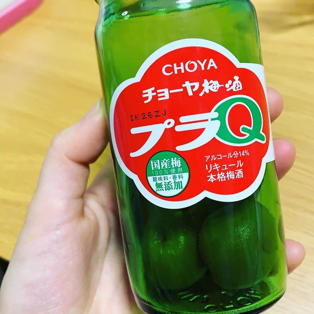 のインスタグラム：「ちょっと疲れがたまってるので一気に酔って寝たくて。 最近は酔いたいときにはこれ。 600wで１分あたためて飲んだら実も食べます。 実は鶏肉を煮たりもしてるよ❤️  #お酒　#アルコール　#梅酒」