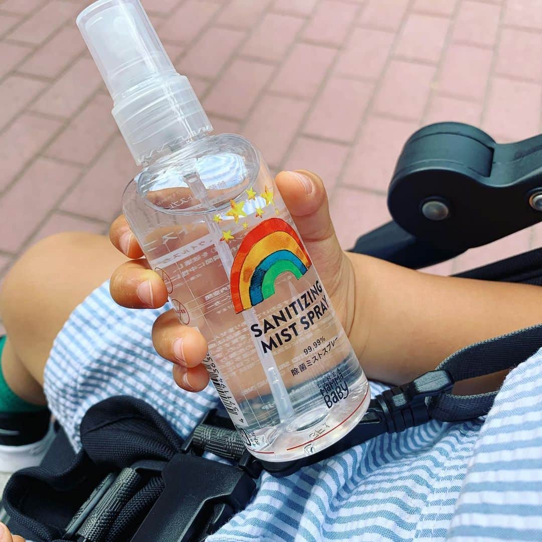 otona MUSEさんのインスタグラム写真 - (otona MUSEInstagram)「日に日に感染者数がまた増えています…。  手洗い、マスクは欠かせませんが、併せていま手放せないのが除菌スプレー。 特に頼りにしているのが、イタリアの医療機関向けの製薬会社と日本の技術を活かして作られたママベビーのアイテムです。 100%天然由来成分でありながら、pH12.4を超える力で、ウィルスや病原菌が生存できない環境を作り、99.99%の除菌力を発揮。  既に10,000本を全国の保育園や小児科へ無償で提供をしている、そんな取り組みを行う企業姿勢も、とても素晴らしいと思います。  ママベビー 除菌ミストスプレー 365日 100mL ¥780  ※明日発売の最新号に「弱酸性」との表記がありますが、成分は水酸化カルシウムになります。深くお詫びをし訂正致します。  #ママベビー #除菌スプレー #オトナミューズ #ウィルスに負けない」7月27日 21時18分 - otonamuse