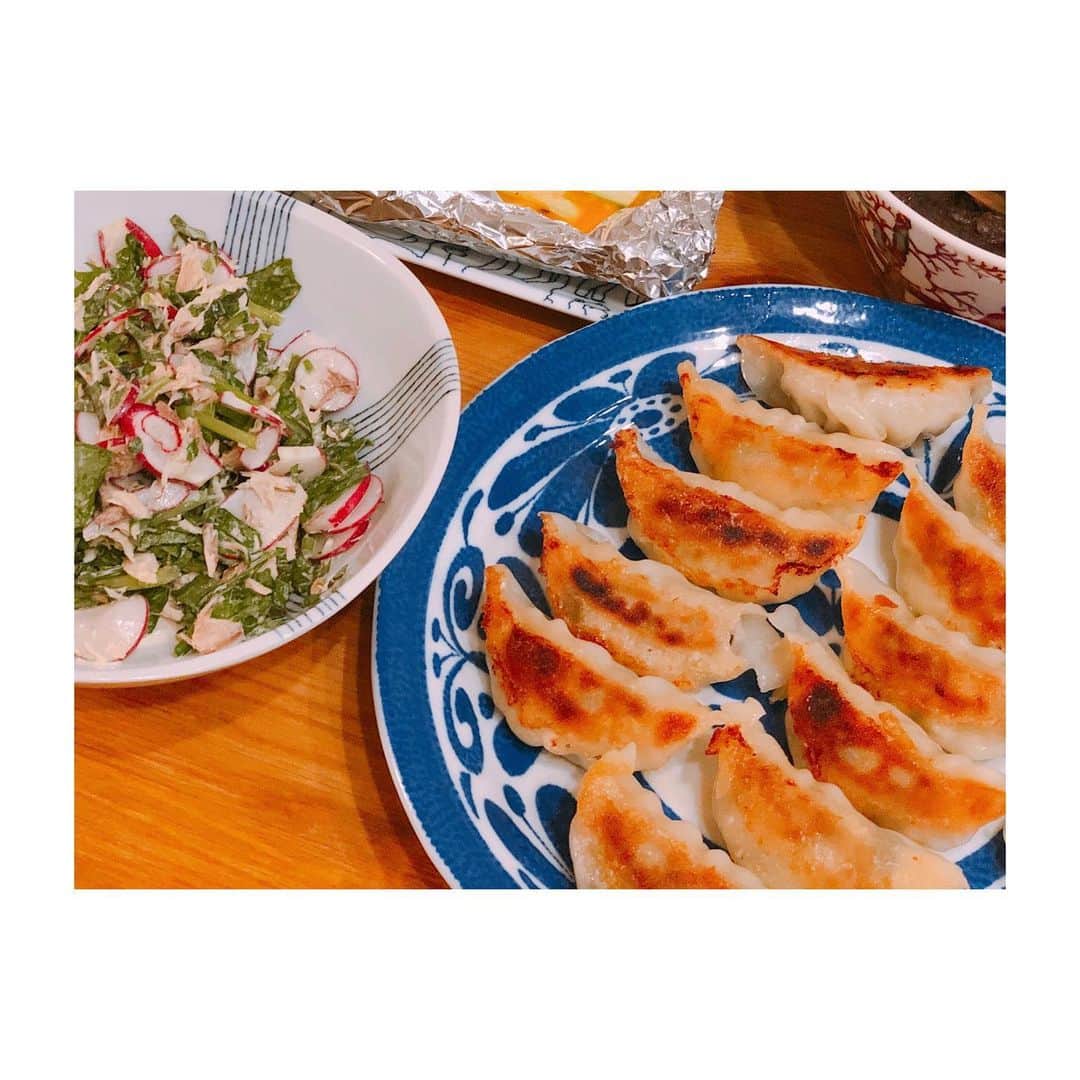 平田薫さんのインスタグラム写真 - (平田薫Instagram)「卵サンド、好きだなぁ。 食べたくて仕方なくなる時がくるんだなぁ。 数日前のお昼に作ったもの。 美味しい食パンで作りたかったから、近所のパン屋さんにダッシュでパン買いに行って作った。 パンもふわふわで幸せでした！  また卵サンド食べたいし、素麺も食べたいし、おにぎりも食べたいし 甘くしたトーストも食べたいし  明日のお昼ご飯に食べたいものが沢山あるー。  今日は、ずっと延期になっていた撮影の衣装合わせに。 もうずーーーっと心待ちにしていた撮影だったのでいよいよ始まるんだなぁとドキドキしてます。  出かけてたし、夜ご飯はサクッと冷凍餃子焼いて簡単に。  #かおる食堂 #卵サンド#冷凍餃子#🙏 #楽ちんご飯」7月27日 21時10分 - hiratakaoru1215