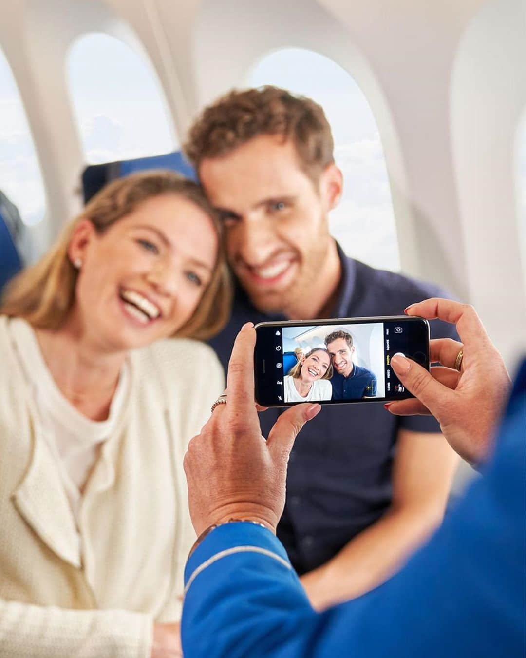 KLMオランダ航空さんのインスタグラム写真 - (KLMオランダ航空Instagram)「Throughout the years, we’ve had the honour of bringing thousands of loved ones together. Unfortunately, due to the current pandemic, many international borders were closed leading to many people being unable to be with the ones they love. As of today, the Dutch government has amended its travel restrictions, allowing partners and family members to be reunited once again. We’re thrilled to be that first step to these heartwarming reunions.✈️💙#KLM #loveisnottourism *Picture was taken prior to the global Covid-19 pandemic.」7月27日 21時13分 - klm
