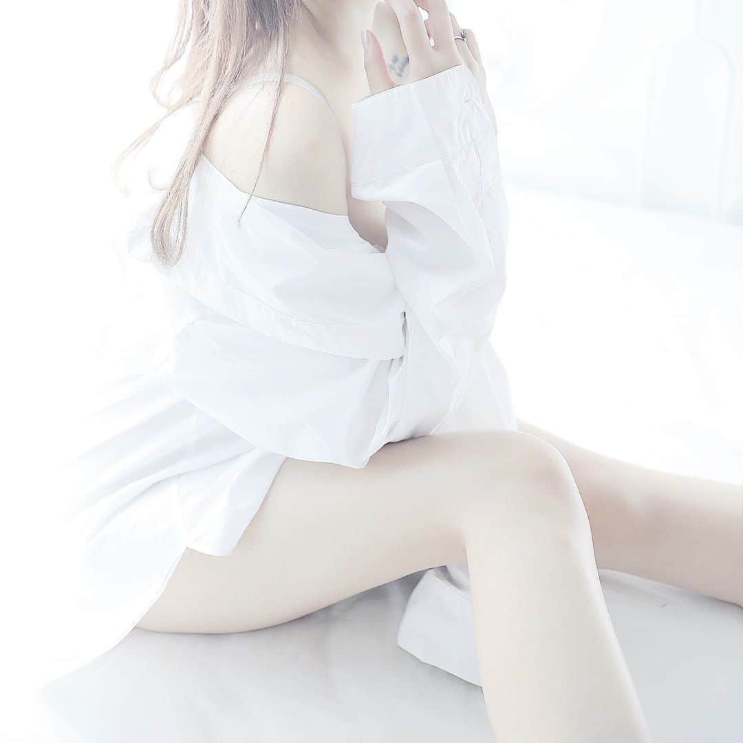 朽木若菜のインスタグラム：「白」