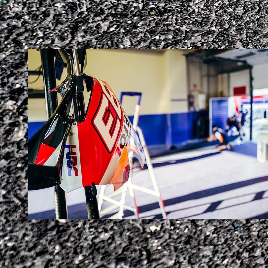 レプソル・ホンダのインスタグラム：「9️⃣3️⃣ The Week That Was ⬅️⬅️ ⠀⠀⠀⠀⠀⠀⠀⠀⠀ #LastWeek #TheReturn #AndaluciaGP #MotoGP #RidingForThem #MotoGPIsBack #MotoGP #MM93 #MarcMarquez93 #Racing #Repsol #Honda #Racing #RepsolHonda #HRC #RC213V #ThePowerOfDreams #Racing #Motorcycle #Team #OneHeart #PushingAheadTogether」