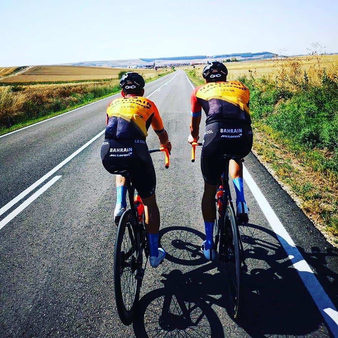 マーク・カヴェンディッシュのインスタグラム：「That’s it. Final ride done before we start racing again. @vueltaburgos begins tomorrow. It’s hot! 🥵 @bahrainmclaren  . 📸 @mhaller91」
