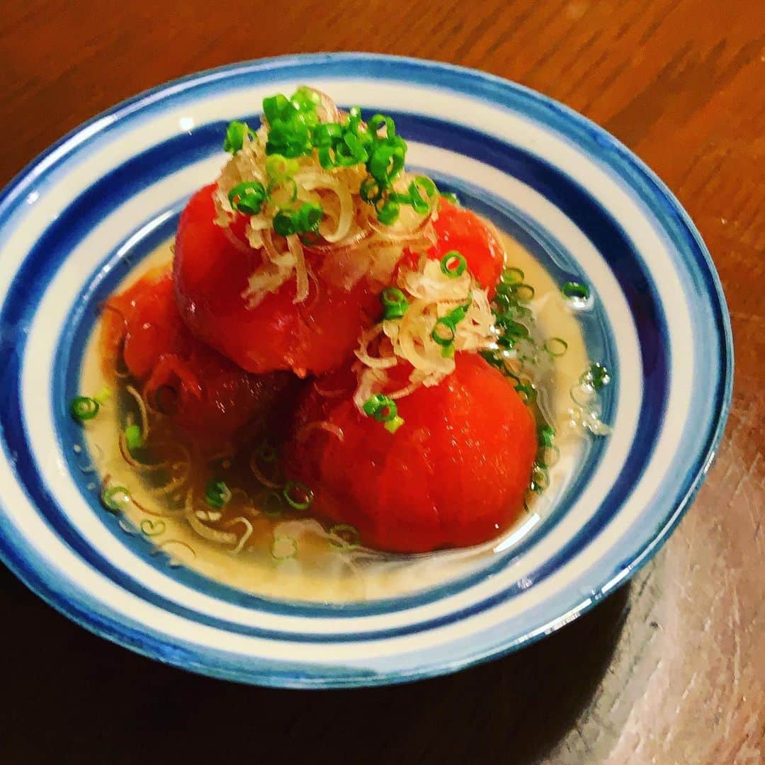 のインスタグラム：「早朝から自走で快晴の九十九里ロケ。 蒸し暑かったー。さすがにクタクタで帰宅。 冷蔵庫にあってよかった冷え冷えのしみしみのお出しトマト。晩ごはんの一品に。仕上げに茗荷と青葱。 先日買い求めた新道工房のぐるぐる🌀染付けに。  #お出しトマト #常備菜 #新道工房」
