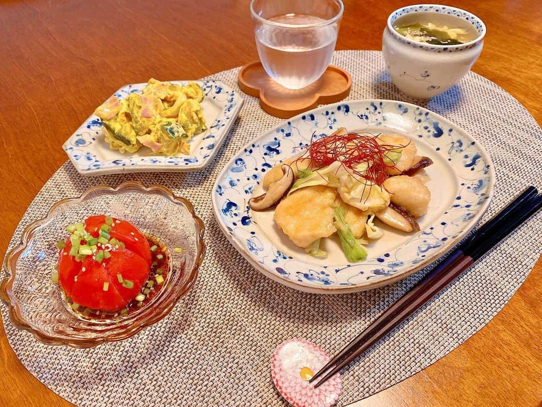 平有紀子のインスタグラム：「●鶏胸肉とキャベツの炒めもの ●かぼちゃサラダ ●湯むきトマト ●ワカメとたまごのスープ . ごはんの写真たくさん溜まってる🍚！ . . そして今日はもう家事もほぼ済ませたからゆっくり自分時間が過ごせる😍 本読むのと、筋膜ローラーゆっくりやろう♡ . . 全然話違うけどミューバンの司会がアリンちゃんスビン君に変わってこのコンビが可愛すぎて何回も動画見ちゃう🥺💗 . #お家ごはん #晩ごはん #晩ごはん記録 #田井将博 さん #石井桃子 さん #ランチョンマット #chilewich」