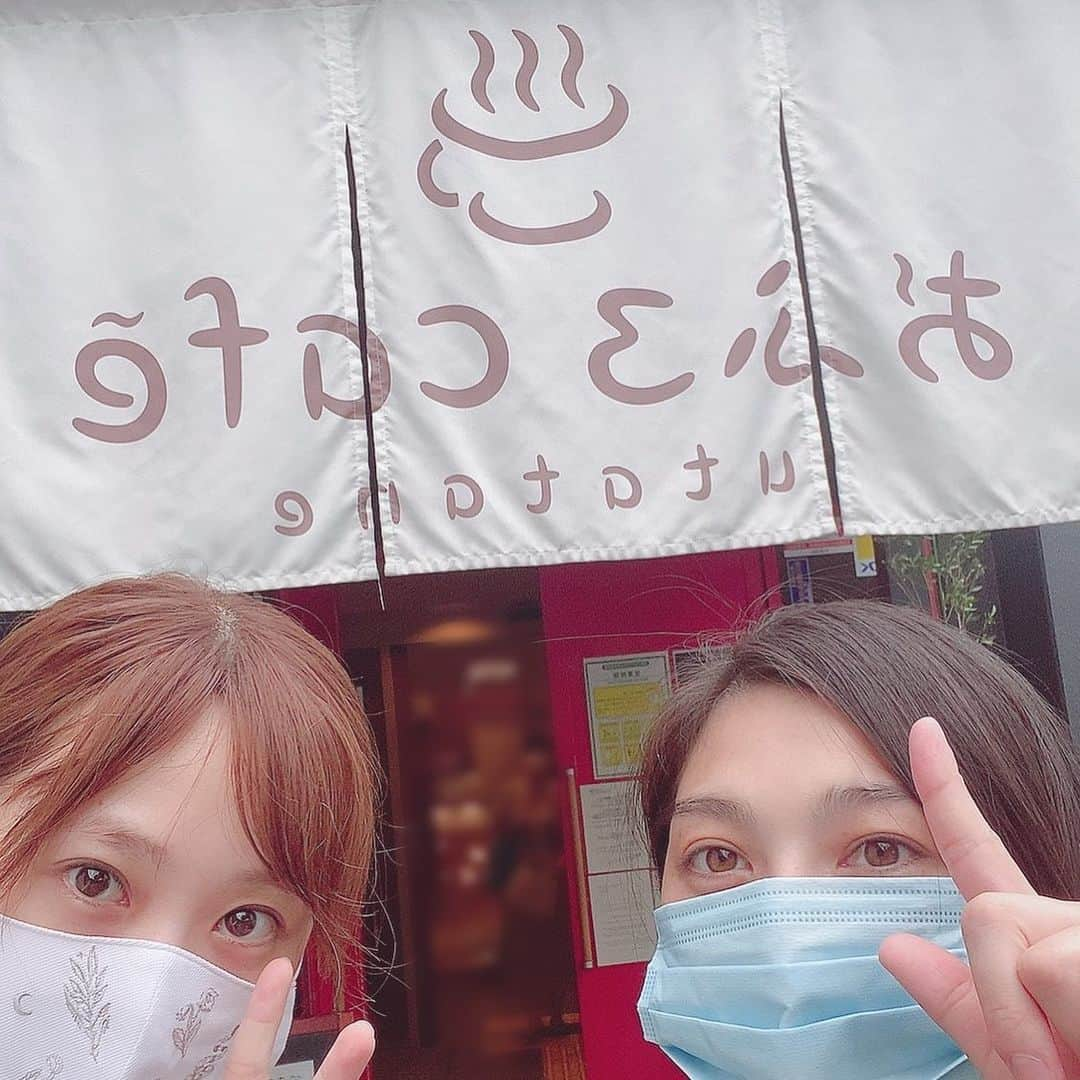 松野井雅（原紗央莉）さんのインスタグラム写真 - (松野井雅（原紗央莉）Instagram)「お風呂café utatane ( @ofurocafe.utatane )☕️ 雅のサウナー師匠であり、仲良しな友人でもある #サウナ好きのカワウソ の安住麻里にゃん( @azumari12 )と先日行ってまいりました〜♨️ ・・・ “ゆったり温泉と、まったり家でくつろぐような自由空間”🏡 お風呂のみならず、食事もできるカフェ、漫画が読み放題のラウンジ、仕事ができるワーキングスペース、ハンモック、宿泊設備等… ところどころ細やかな北欧 #フィンランド の要素散りばめられているお洒落で、かつ居心地良すぎるめちゃんこ素晴らしい場所なのです。 ・・・ そんなこちらの施設はメディアでも多数紹介されている #映えスポット としても有名なのですが、支配人様のおこだわりは、SA！U！NA！ #サウナ 🧖‍♂️🧖‍♀️ 昨年6月にできたフィンランド式の蒸気浴体験『 #サウナコタ 』は、フィンランドで本場のサウナを初めて体験しサウナの気持ち良さに衝撃を受けられた支配人＝新谷さん( @takero3 )が、 サウナに苦手意識を持った方や、 初めて体験する方に、 一生に一度は #セルフロウリュ の熱気を味わってもらいたいから！ と作られた本気のサウナ🔥 サウナのイメージを覆す、しっとり爽快な発汗と、居心地の良さに虜になること間違いなしです👍 #サウナ好き にはたまらないけれど、是非サウナに縁のなかった方も味わってもらいたいなって思いました❤️ ※男女浴室共にありますよ〜 その際、 受付のとこで、自身の好きなアロマオイル or 植物たちを選びブレンドして作れる“ボタニカルアロマロウリュ”サービスもあります🌿 そのチョイスしたハーブたちをちっちゃなバケツに入れてサウナ室まで持って入り、 サウナコタ内で #セルフロウリュ できちゃうんです😍 選んでるときから気分良くてハーブたち可愛くて、香りに癒されながら楽しめますのでこちらもオススメ💁‍♀️ ・・・ あと #お風呂 は #露天風呂 もあって、その源泉が濃くて普通よりも35倍の効能だとか👀！ 湯冷めの心配なしのポカポカお風呂ですね。 #外気浴 エリアにはお顔の泥パック使い放題でした。 ひとつひとつ、こだわりに驚きます。 ・・・ 今回 #アカスリ も受けたのですが、こちらも初心者の方にオススメしたいな♪ アカスリ師さんとってもカラダに対して丁寧で、最後仕上げにシャンプーまでしてくださるのだけど… 気持ち良すぎて骨抜きになりました🤤💖 全身艶々とろとろな仕上がりに。 ・・・ 珈琲は、ロビーで2種類の豆挽きたてを無料で飲ませてもらえるの落ち着いたぁ…！！！！ お食事は北欧を意識してサーモンそぼろの辛くないオリジナルフィンランドカレーを食べた🍛🇫🇮 メニュー豊富で気分UPしまくります。 ・・・ 書きたいコトいっっぱいあるけど、 チルな雰囲気のBGM、施設内の白樺(本物)や、オーロラの装飾を見ながら(動画載せたよ)1日あっても足りないほど、ゆったりまったり時忘れ… #utatane さんにはたくさんのリラックスリフレッシュアミューズメント要素詰まってます。 シーズンごとに色んなイベントもあるそうで、いつも目新しく目が離せない✨✨ ・・・ 年齢層も幅広いなぁという印象でしたので！ 本当に、サウナ目当てじゃなくても行ってみてほしいです。 で、施設楽しみながら、サウナにも怖がらず(見た目可愛いっていうのもあるし)興味持って入ってもらいたいなって心から思いました☺️🥰 ボーッとして、 自身のバランスをととのえるために通いたい… 魅力溢れるそんな場所でした😌 ・・・ #onsen #sauna #お風呂カフェ #サ女子 #サウナー #サ活 #マリメッコ」7月27日 21時22分 - miyavimatsunoi