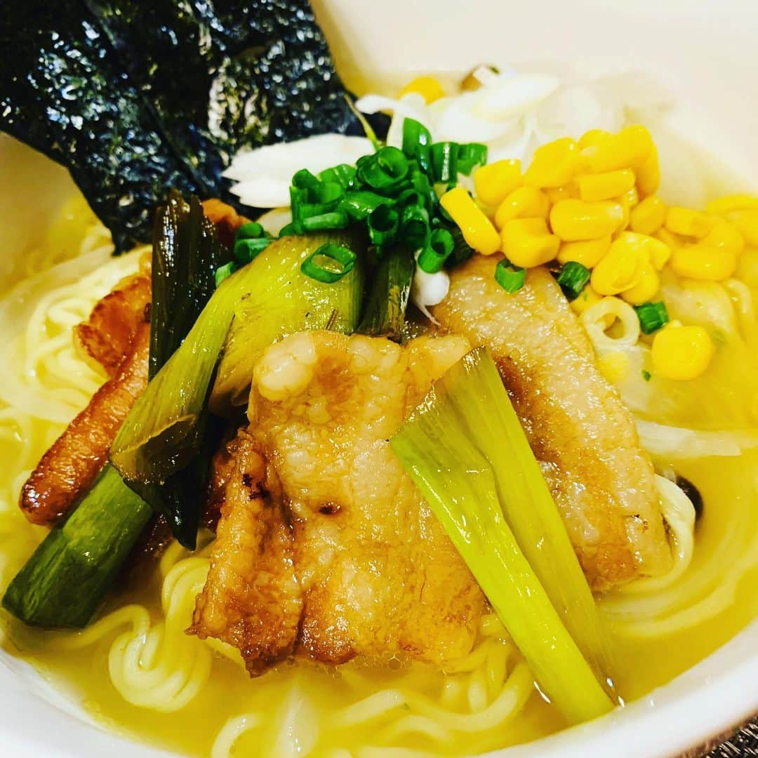 浜名ランチさんのインスタグラム写真 - (浜名ランチInstagram)「チャーシュー手作り塩ラーメン✨ #チャーシューがめっちゃ美味しく出来ました #チャーシューというより豚の角煮 #でもチャーシューとしても美味しい #ハルカラ #浜名ランチ #ピーラーの魔術師」7月27日 21時22分 - hamanaranch