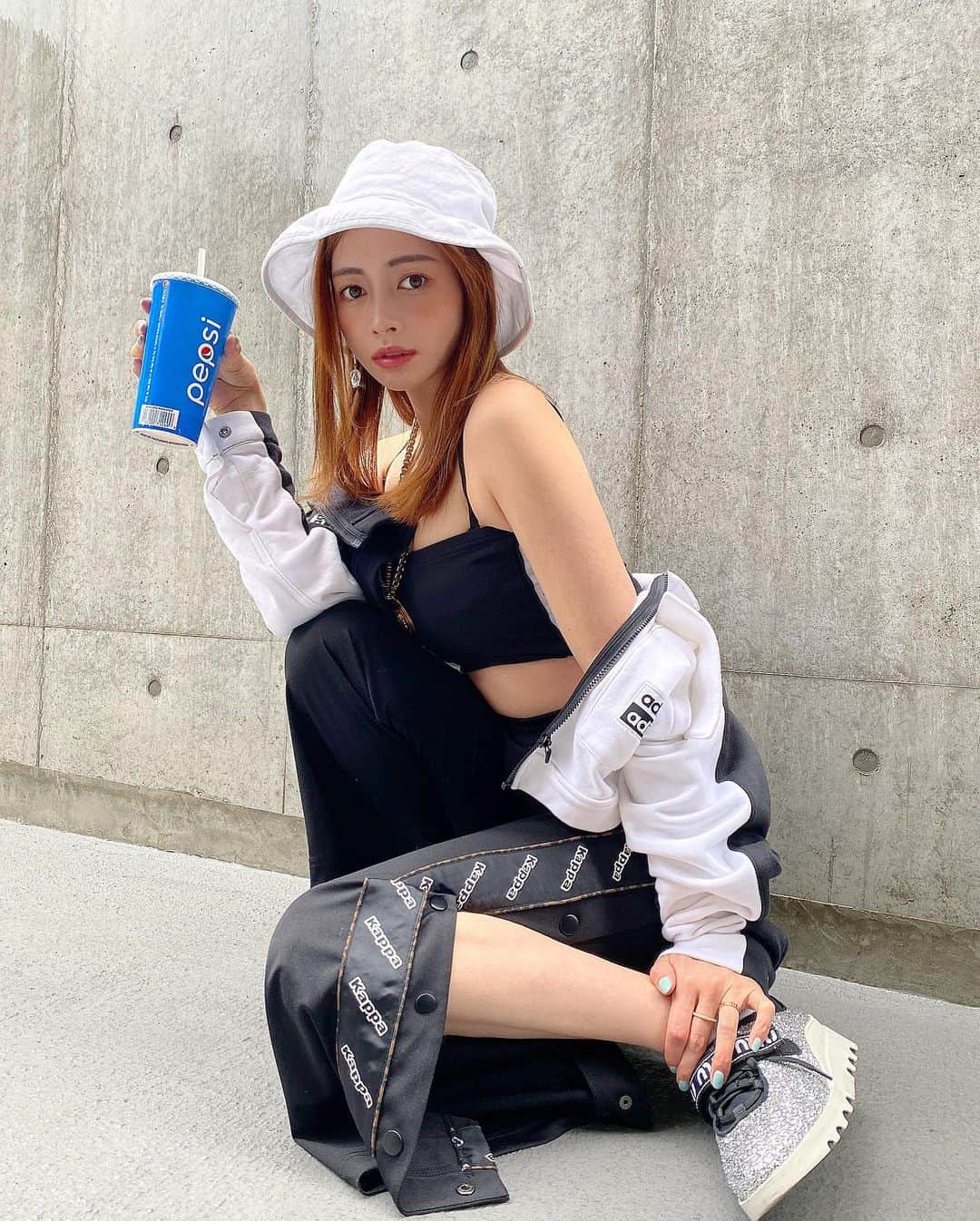 得あゆさんのインスタグラム写真 - (得あゆInstagram)「明日はネオミー🔥 wearも私服にしたい🖤🤍🖤 hat : @gydajp setup : @kappa sneaker : @miumiu jacket : @adidas ・ ・ ・ ・ ・ ・ ・ ・ ・ ・ ・ ・ ・ ・ ・ ・ ・ ・ ・ #スポーティーコーデ#ストレッチ#ヘッドスパ#整体#睡眠改善#美容#健康#美尻#美脚#帽子#wear#スタイル#運動#トレーニング#おうち時間#おうちトレーニング#筋トレ#ダイエット#セクシー#くびれ作り#カメラ女子#美肌#水着#ジュース#kappa#training#diet#japanesegirl#adidas#miumiu」7月27日 21時23分 - tokuayu819