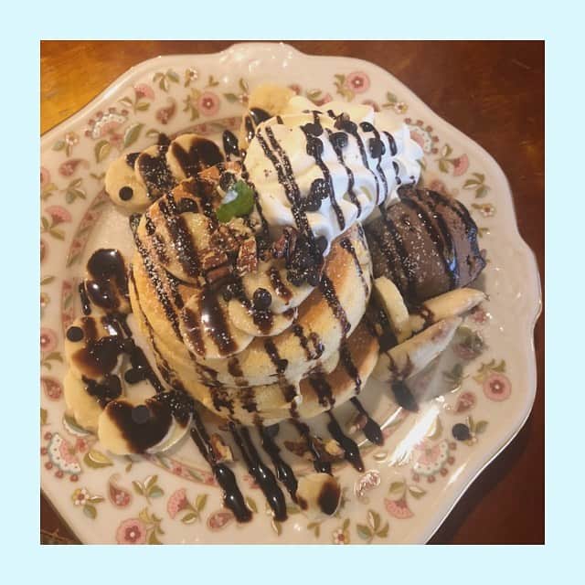 中西香菜のインスタグラム：「﻿ ﻿ ﻿ パンケーキ大好き🥞💗﻿ ﻿ ﻿ #パンケーキ巡り  #カフェ　#カフェ好き　#カフェ巡り　#cafe #love #カフェ好きな人と繋がりたい  #カフェ部  #flowers  #チョコバナナ　#パンケーキ食べたい  #パンケーキ部　#パンケーキ　#古民家カフェ　#リノベーションカフェ　#チョコバナナパンケーキ　#カフェスタグラム　#中西香菜﻿」