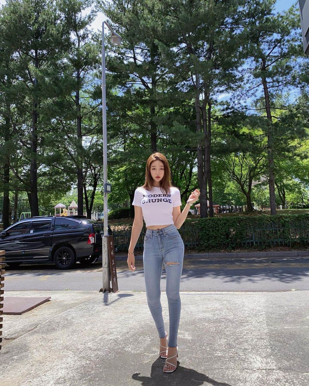 チョ・ミニョンさんのインスタグラム写真 - (チョ・ミニョンInstagram)「👖대망의 #에이룹스튜디오 찢청 오픈합니다 👖 유행안타는 필수템 #애플힙트임진 길이 변신 팬츠💗 ⠀⠀⠀⠀⠀⠀⠀ ✿•• 제작포인트 설명 ••✿ 시중 바지들의 트임 위치가 항상 밑에있어서 불만족 스러웠어요😡 애플힙에 다리가 무조건 길어보여야 하는 저는 롱다리로 보이게 하는 위치에 트임을 주었답니다! 그리고 ‼️170 ~ 150 분들 모두 예뿌게 입으실 수 있게 커팅선을 넣어서 집에서 싹둑 잘라서 입어도 올이 안풀려요 ♥ 사진에 커팅선은 3개지만 저기서 더 수정해서 지금은 커팅선 4개로  추가되었어요✨ 입다 지겨우시면 9부로 잘라서 입으세요 💕 - ✅ 체형 커버 승마살 커버스키니 ✅ 들뜸없는 허리밴딩 하이웨스트 스키니 ✅ 직조한 에이룹만의 워싱 기법 ✅ 4방스판 편안한 착용감 ✅ 다리 알 커버되는 원단 ✅ 애플힙 + 롱다리 + 뱃살 + 알 커버 - 💜국내원단, 국내생산, 국내공장 고 퀄리티💜 - 후기들 처럼 한 번입으면 헤어나올 수 없는 에이룹스튜디오 🥰 계속 계속 시리즈 모으면서 옷장에 보물 쌓으세요 ✨ - 🦋 오픈 할인가에 구매는 프로필 링크 클릭🦋」7月27日 21時34分 - xxjominxx