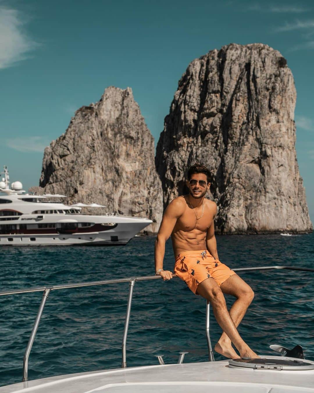 アンドレア・デンバーのインスタグラム：「“Nel blu dipinto di blu, felice di stare” ... quaggiù 😉😜🎶 📸 @gabrielegriseri  “In the blue, painted in the blue, I am happy to be” ... here 😉😜 🎶 📸 @gabrielegriseri」