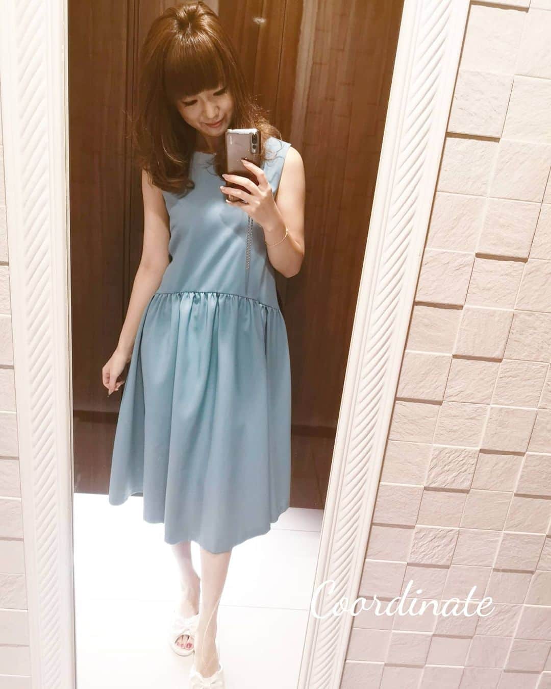 中島彩のインスタグラム：「お誕生日の日に選んだワンピース💕 お迎えしたばかりの @yumeribon_official のもの✨ 鮮やかなブルーに、長めの丈感でエレガントなシルエット❤️ 自宅なのでさらっと一枚で着用しましたが、ボレロや帽子、バッグやサンダルとのコーディネートもいろいろ楽しめそう😍  #ワンピース　#エレガントコーデ #ティファニーブルー 　#ママファッション #お出かけコーデ #ワンピースコーデ #ワンピース好き」