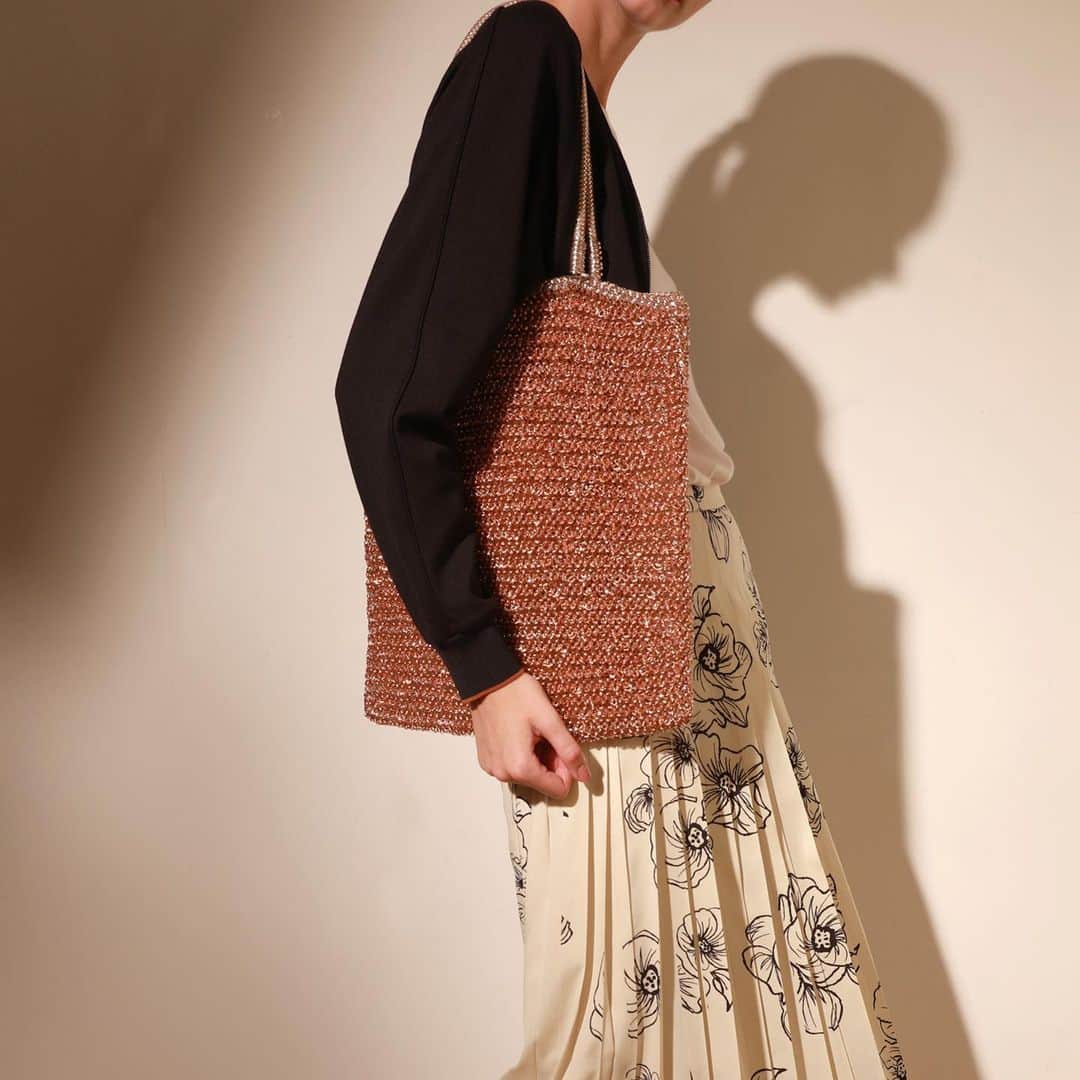 のインスタグラム：「Fill in the air with one of the most fascinating hues from #ANTEPRIMA! The FLAT LUGGAGE 24/7 LUREX in ROSEGENTO is always a perfect choice to bring out the romantic vibe. With this Kalanchoes print skirt from #KnitWithPrintedPoly, your charm must be brought to light!   #ANTEPRIMA #WIREBAG247 #WIREBAG #RTW #ReadyToWear #FW20 #FallWinter2020 #Classic #Style #Fashion #Italian #Luxury #InstaBag #Design #Lifestyle #Urban #Handcraft #アンテプリマ #패션」