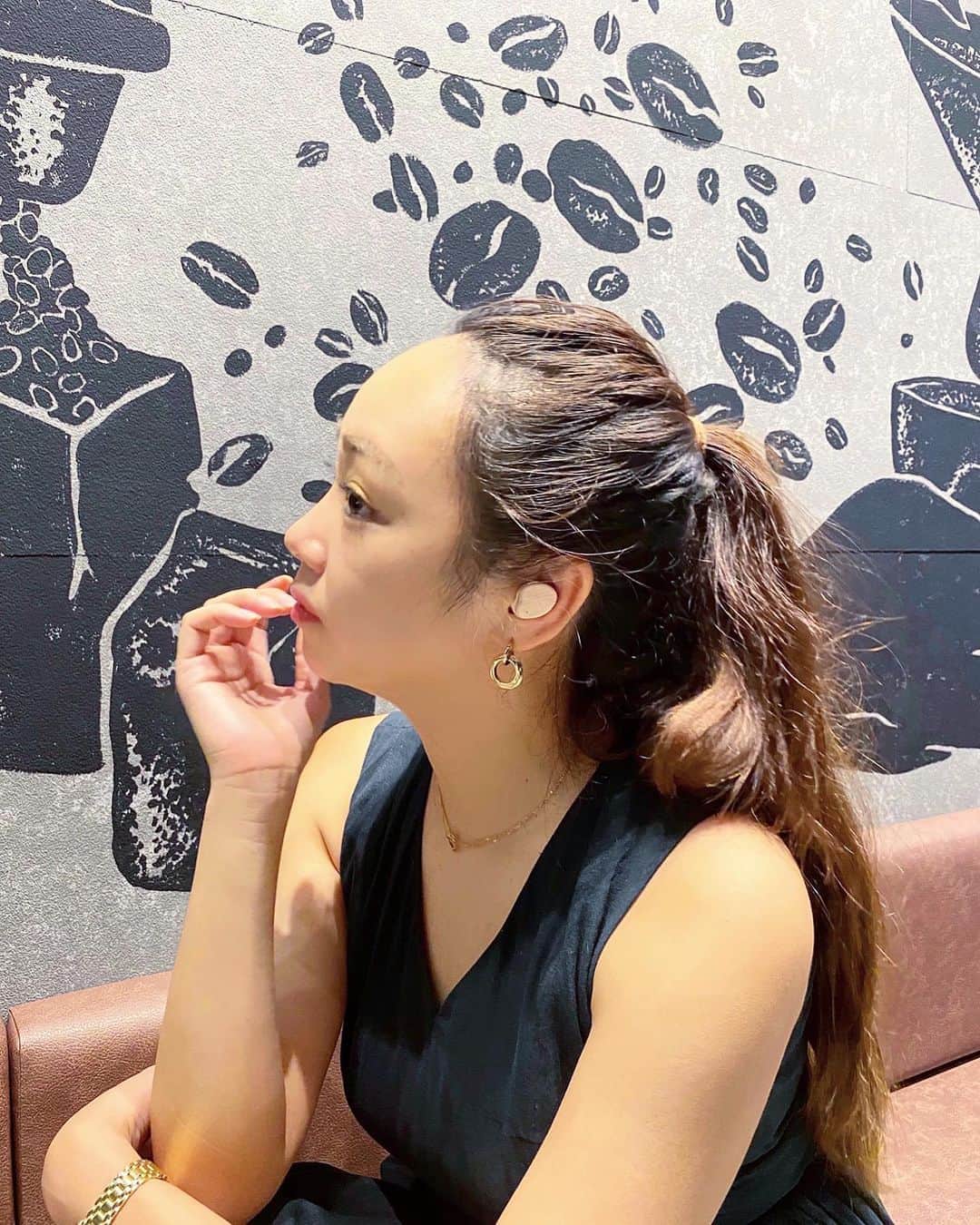 石田美奈子のインスタグラム：「𝘄𝗶𝗿𝗲𝗹𝗲𝘀𝘀 𝗲𝗮𝗿𝗽𝗵𝗼𝗻𝗲𝘀👂 . 欲しかった#ワイヤレス の#イヤホン ♡ どこのが良いかなぁと探していたら、とても好みのデザインのものを発見🥺✨ ついに#ワイヤレスイヤホン デビューしました♫ . #AVIOT @aviotjapan の、 カラーは新色のLatte☕️✨ 他にもPink、Mint green、Snow whiteの全4色展開☺︎ カバーを着せ替えることができて、LatteにはWood(写真のもの)と、marbleがついていました。 別売りのカバーに変えることもできて、とても可愛い(⑅ˊᵕˋ⑅) . ワイヤレスだからコードが絡まるストレスがなくなったし、 ケースに入れておくと充電してくれる🔌 イヤホン単体で最大8時間使える✨ 外からの音を遮断してくれるので、音が綺麗に聞こえます♪ . 私は耳の穴が小さくて市販のイヤホンが合わないことがほとんどなのですが、女性専用に設計されているので、落ちる心配がほぼなくて耳にフィットします☺︎ 落としそうと思って今まで避けていたのですが、想像以上のフィット感🥺✨ 付属されていたイヤーピースもかなり小さいサイズまであったので、イヤホンが耳に合わないという女性にもオススメです！♡ . AVIOTではキャンペーンを開催中🤎 (https://aviot.jp/promotion/te-d01i-summer) ①対象商品 TE-D01i を購入 ②AVIOT 公式アカウントをフォロー ③「 #夏の耳元コーデ 」 を付けて投稿。 選ばれた30名様には、お買い物時にも嬉しい 江口寿史さんイラスト入りトートバックとバリエーション豊富なメイクアップチップをプレゼント♡ 私も応募します🤗 . . #earphones #wirelessearphones #wirelessearbuds #earbuds #イヤホン女子 #アビオット #マカロン #PR #音楽のある生活 #ワイヤレスイヤホンデビュー」