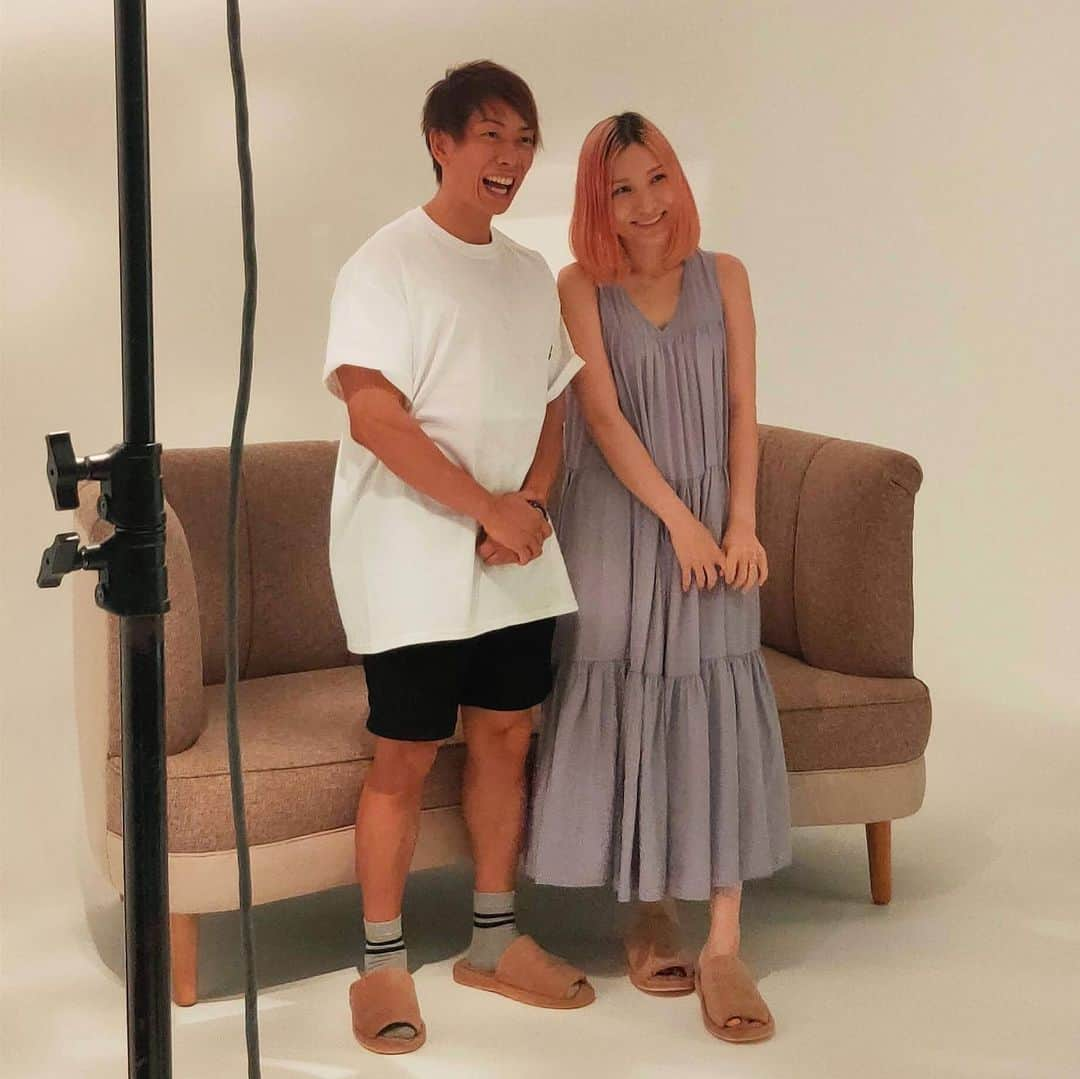 伊藤春香さんのインスタグラム写真 - (伊藤春香Instagram)「今日は旦那と夫婦対談連載用の﻿ 撮影と取材でした。﻿ ﻿ 終わった後は近くの出版社の﻿ 編集者さんと少しだけお茶も。﻿ ﻿ 普段は一人作業が多いので、﻿ 悲しいニュースに自分でも驚くほど影響を﻿ 受けてしまうことがあって…﻿ ﻿ 今日、ちょっとだけ遠出して、人と喋って、﻿ 少し気が紛れました。﻿ ﻿ 悲しいことは、忘れられないし、﻿ なくならない。﻿ ﻿ でも、誰かと喋って、悲しみを共有して、﻿ みんなが同じような悲しみや﻿ 苦しみを持って生きていることを﻿ 確認しながら、﻿ ちょっとずつ前に進むしかない。﻿ ﻿ SHIORIさん @shiorikaregohan  が今日ストーリーに投稿していた﻿ 「人は前進できる、強い生き物だ」﻿ という言葉に救われた気がしました。﻿ ﻿ …なんだか悲しい感じの文章になりましたが﻿ 個人的に悲しいことがあったわけではなくて…﻿ ﻿ ただ、悲しいニュースが続いて、﻿ たぶん、みんなも同じように悲しいと思うけど、﻿ 私も例えようのない無力感を感じていました。﻿ ﻿ 今日の19時に公開した﻿ You Tubeでも最近考えたことを﻿ 喋っているのでよかったら見てみて下さい。﻿ ﻿ #インスタ日記﻿ ﻿」7月27日 21時33分 - ha_chu